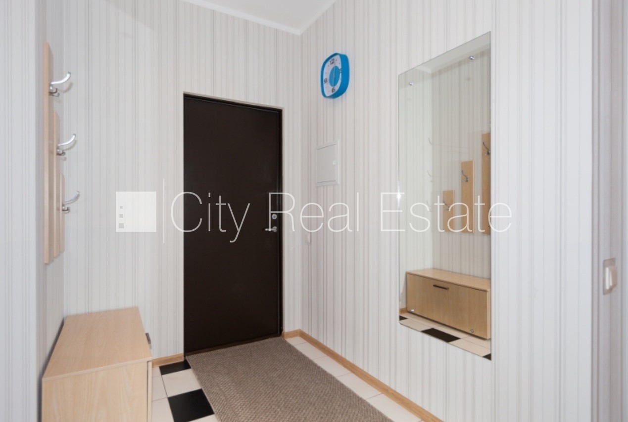 Sludinājumi. Labiekārtots apzaļumots pagalms, slēgts pagalms, teritorijas iebrauktuves vārti aprīkoti ar Cena: 1800 EUR/mēn Foto #17