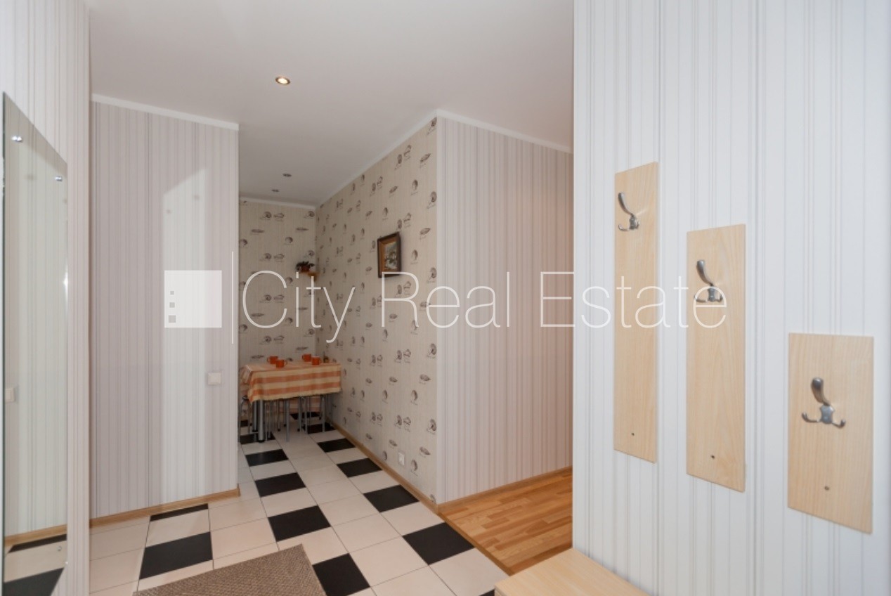 Sludinājumi. Labiekārtots apzaļumots pagalms, slēgts pagalms, teritorijas iebrauktuves vārti aprīkoti ar Cena: 1800 EUR/mēn Foto #16