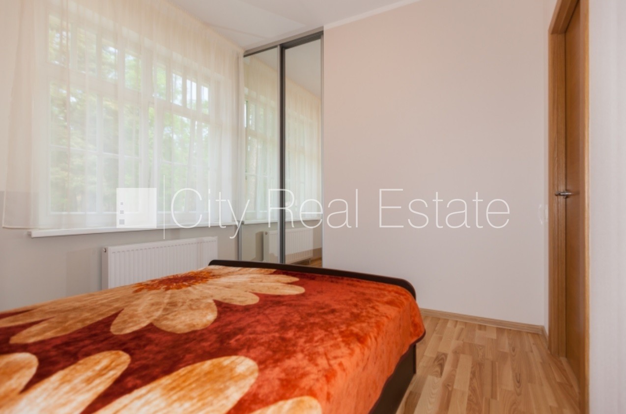 Sludinājumi. Labiekārtots apzaļumots pagalms, slēgts pagalms, teritorijas iebrauktuves vārti aprīkoti ar Cena: 1800 EUR/mēn Foto #8