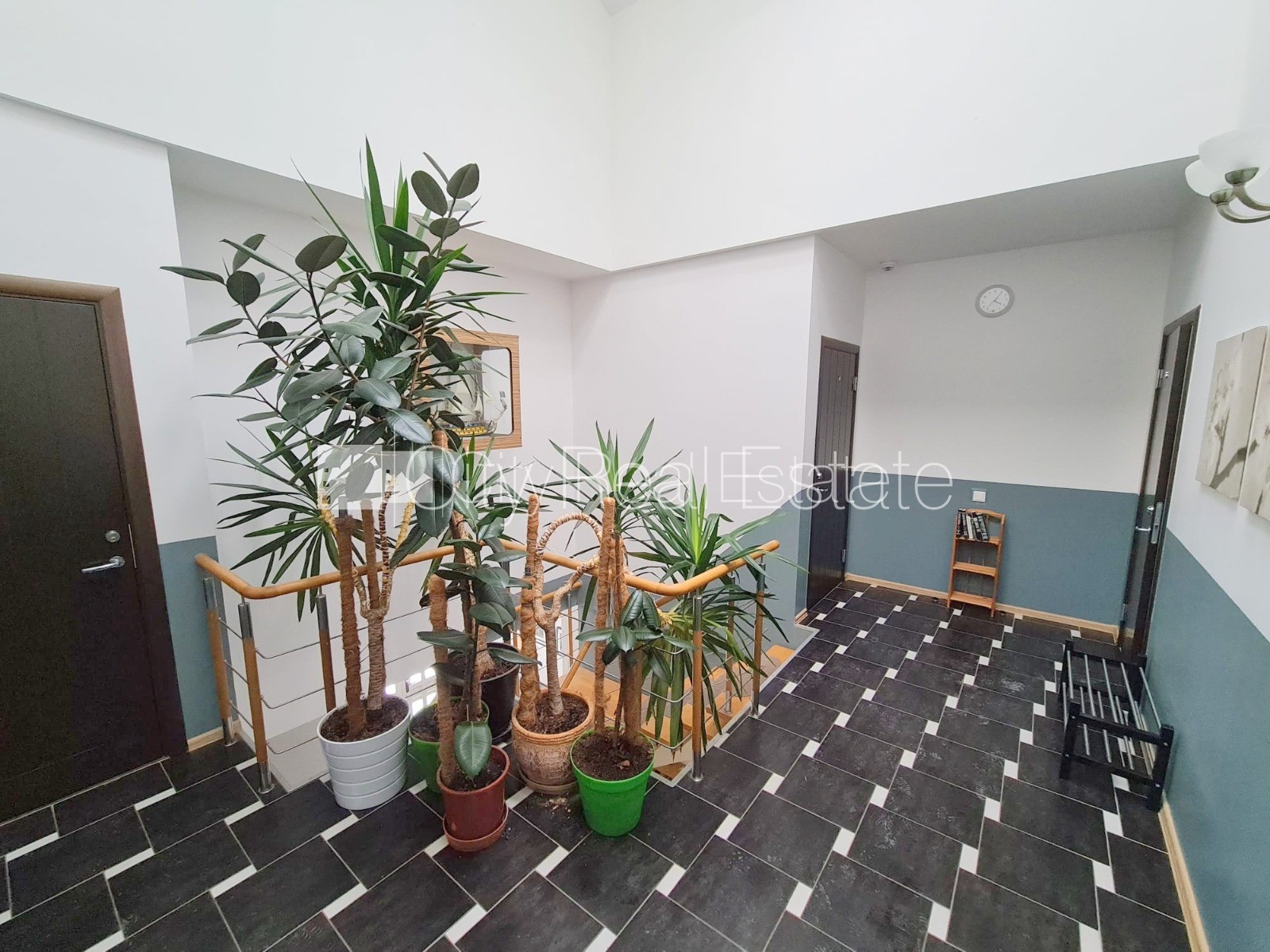 Sludinājumi. Labiekārtots apzaļumots pagalms, slēgts pagalms, teritorijas iebrauktuves vārti aprīkoti ar Cena: 1800 EUR/mēn Foto #20