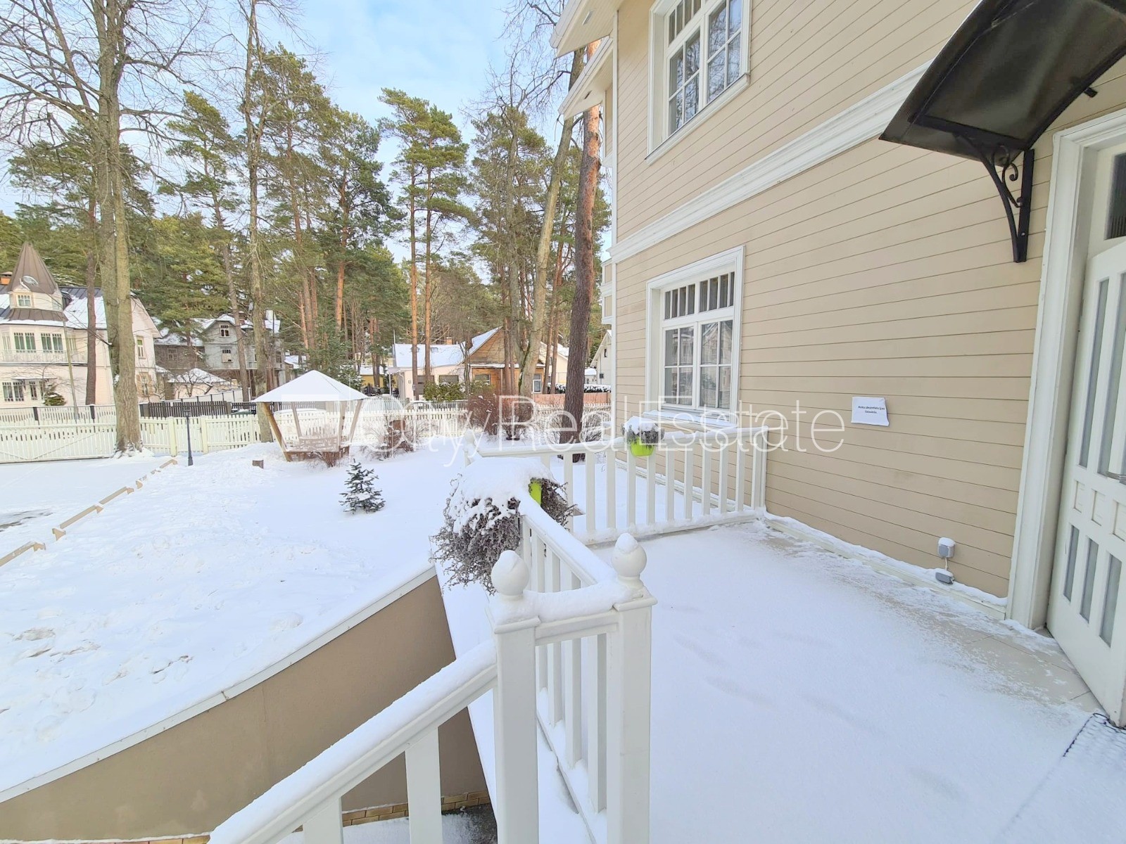 Sludinājumi. Labiekārtots apzaļumots pagalms, slēgts pagalms, teritorijas iebrauktuves vārti aprīkoti ar Cena: 1800 EUR/mēn Foto #24