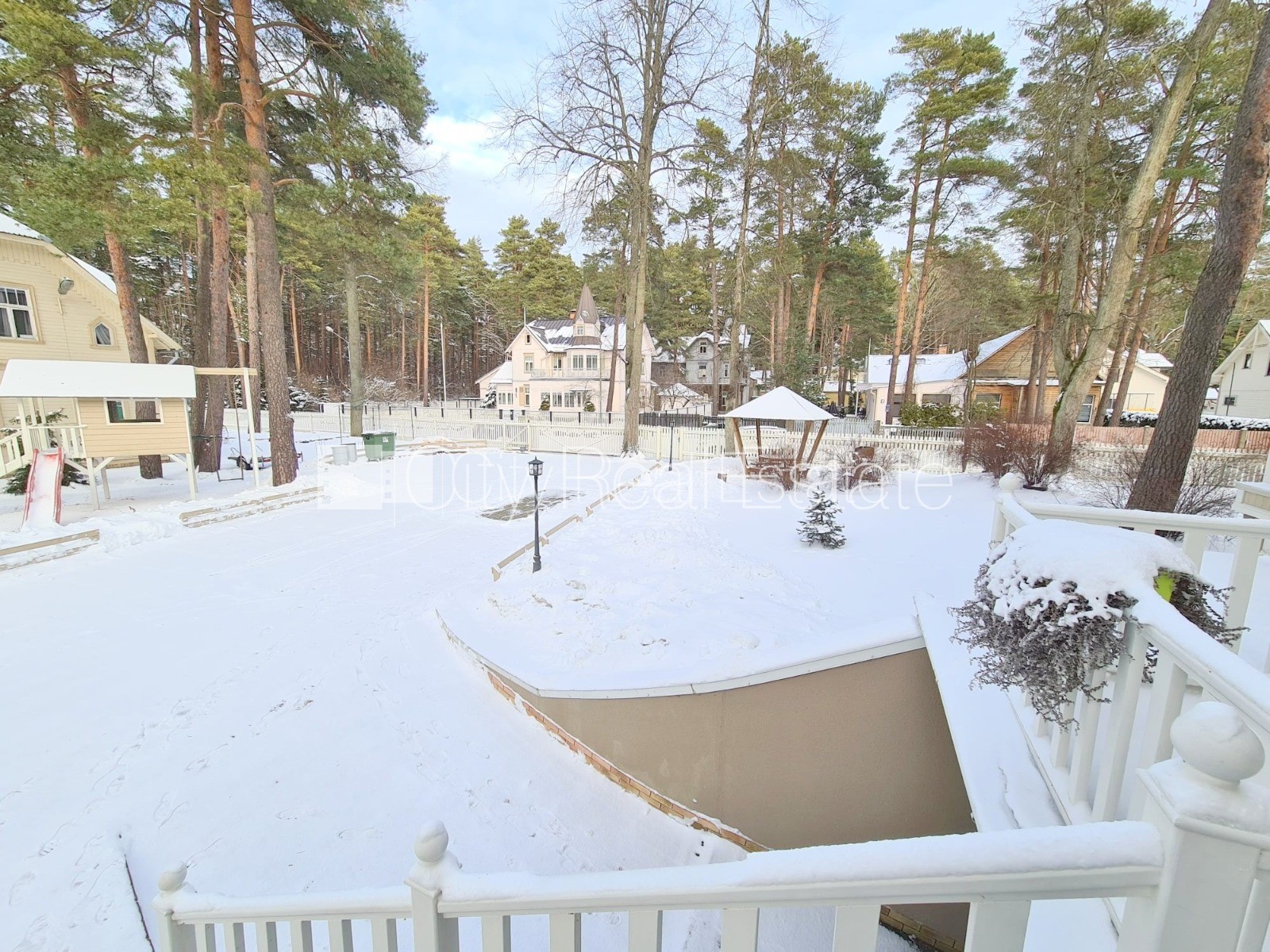 Sludinājumi. Labiekārtots apzaļumots pagalms, slēgts pagalms, teritorijas iebrauktuves vārti aprīkoti ar Cena: 1800 EUR/mēn Foto #25