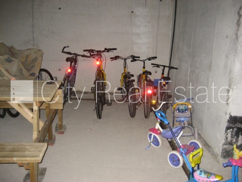 Sludinājumi. Labiekārtots apzaļumots pagalms, slēgts pagalms, teritorijas iebrauktuves vārti aprīkoti ar Cena: 1800 EUR/mēn Foto #18