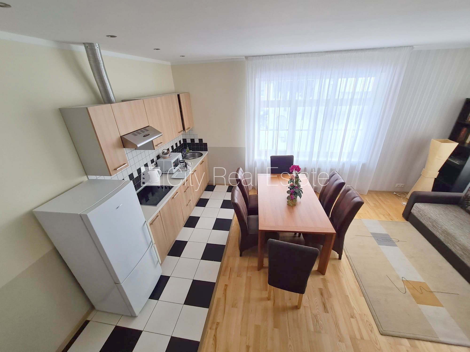 Sludinājumi. Fasādes māja, renovēta māja, labiekārtots apzaļumots pagalms, slēgts pagalms, teritorijas Cena: 3500 EUR/mēn Foto #4