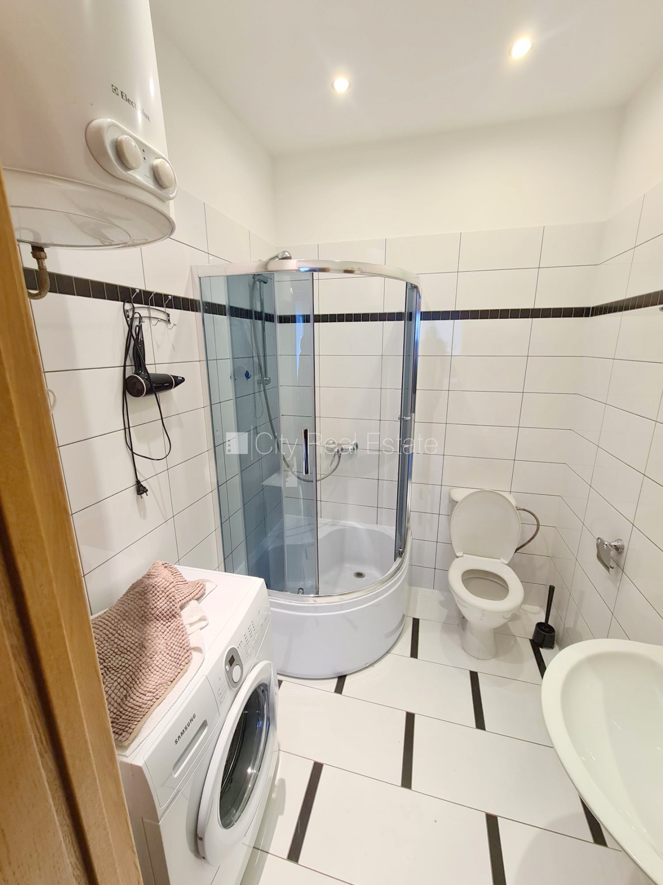 Sludinājumi. Fasādes māja, renovēta māja, labiekārtots apzaļumots pagalms, slēgts pagalms, teritorijas Cena: 3500 EUR/mēn Foto #19