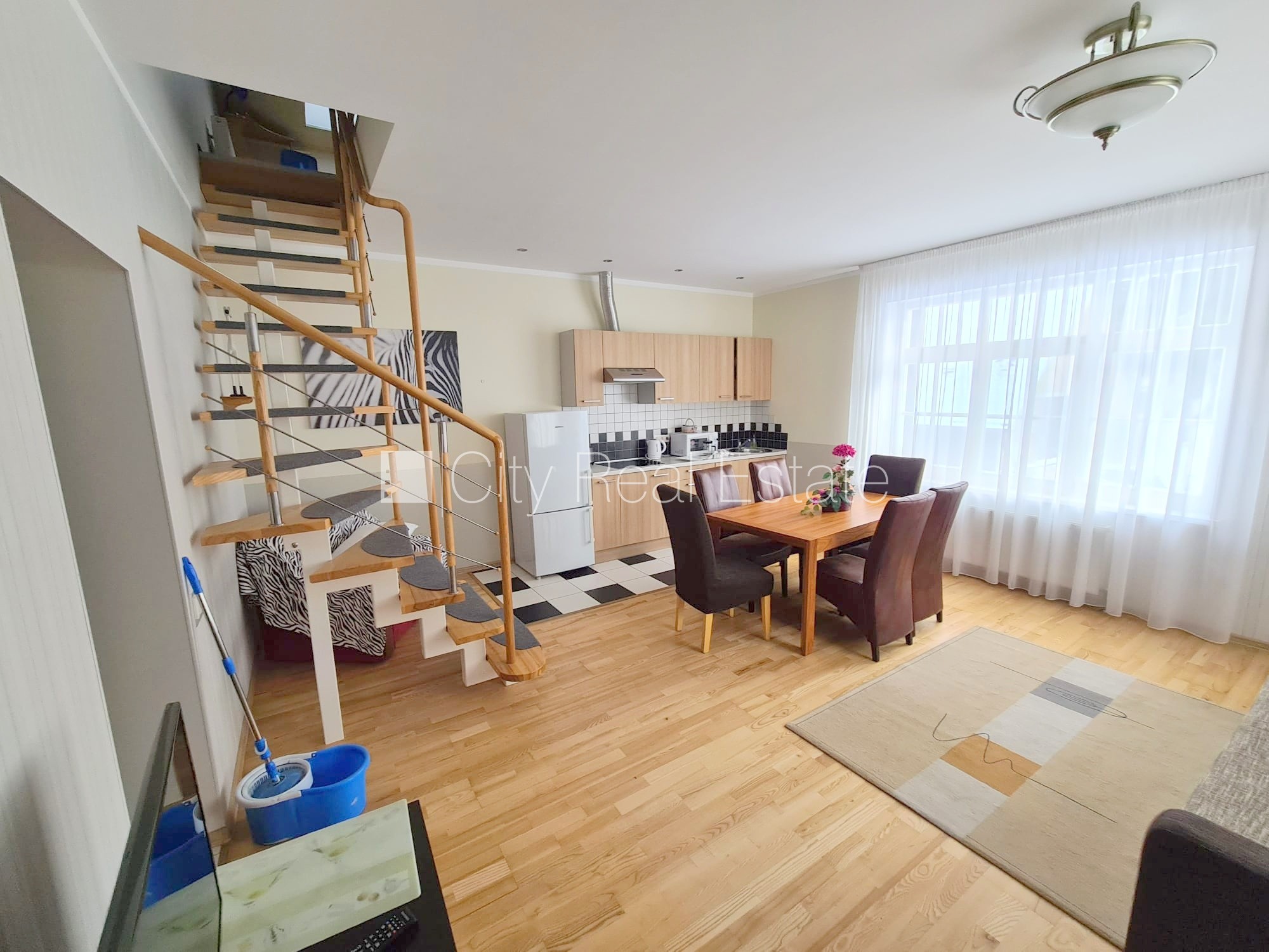 Sludinājumi. Fasādes māja, renovēta māja, labiekārtots apzaļumots pagalms, slēgts pagalms, teritorijas Cena: 3500 EUR/mēn Foto #3