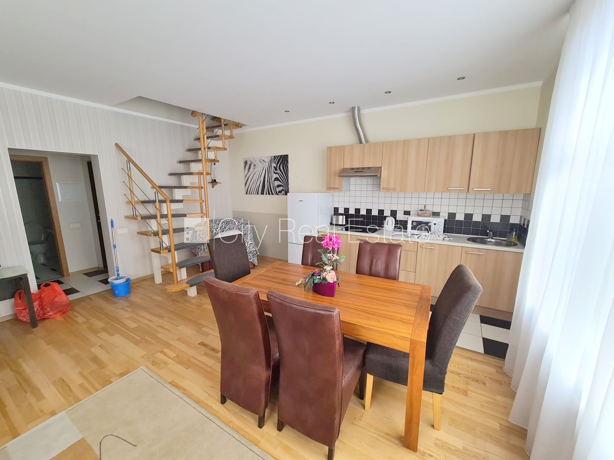 Sludinājumi. Fasādes māja, renovēta māja, labiekārtots apzaļumots pagalms, slēgts pagalms, teritorijas Cena: 3500 EUR/mēn Foto #2