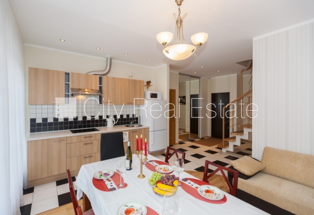 Sludinājumi. Pagalma ēka, renovēta māja, labiekārtots apzaļumots pagalms, slēgts pagalms, teritorijas Cena: 800 EUR/mēn Foto #2