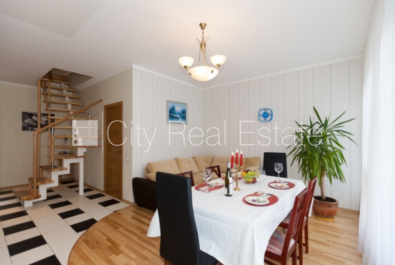 Sludinājumi. Pagalma ēka, renovēta māja, labiekārtots apzaļumots pagalms, slēgts pagalms, teritorijas Cena: 800 EUR/mēn Foto #1