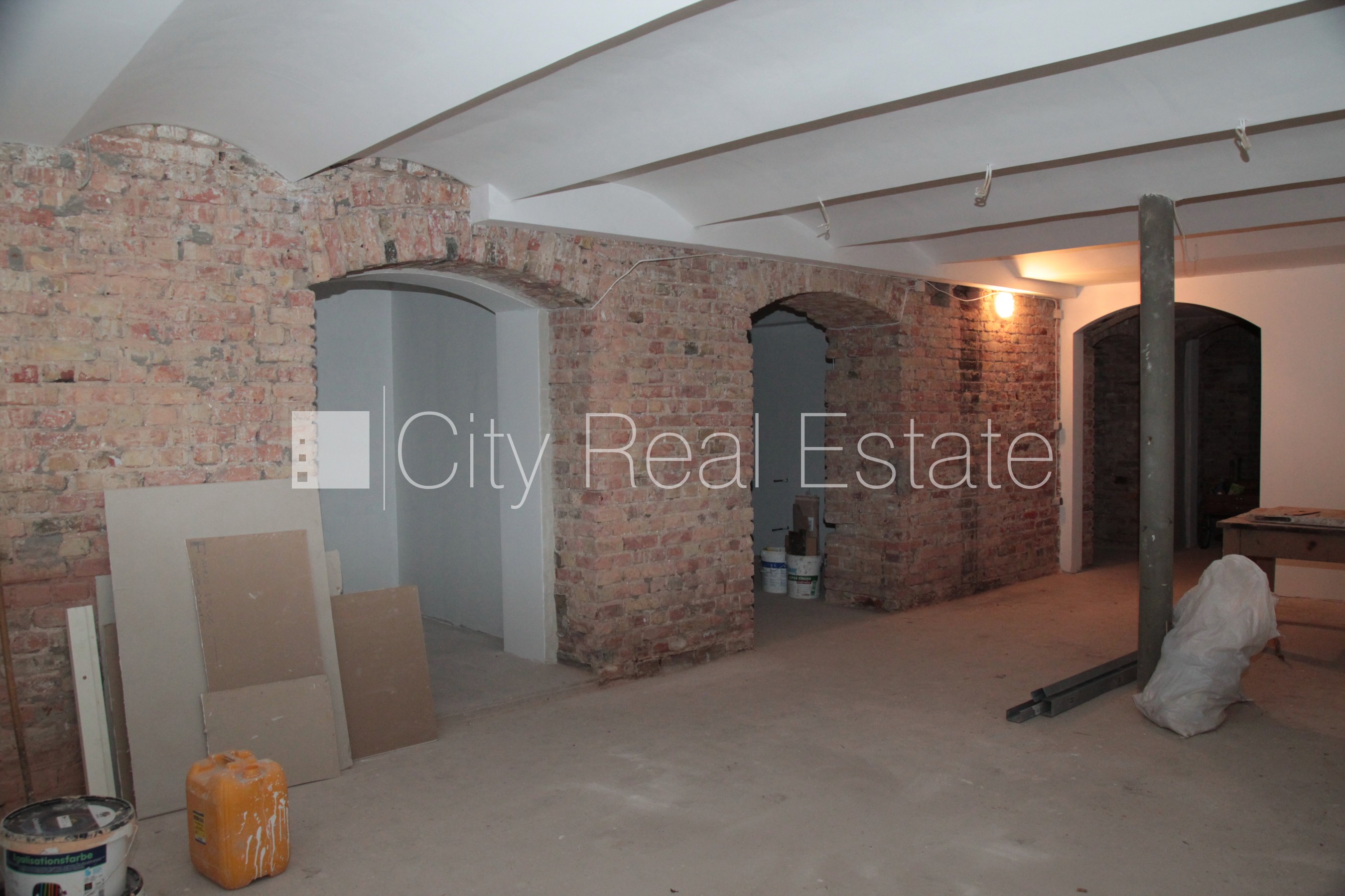 Sludinājumi. Par īres/nomas un līguma nosacījumiem var vienoties individuāli, fasādes māja, slēgts pagalms, Cena: 900 EUR/mēn Foto #1