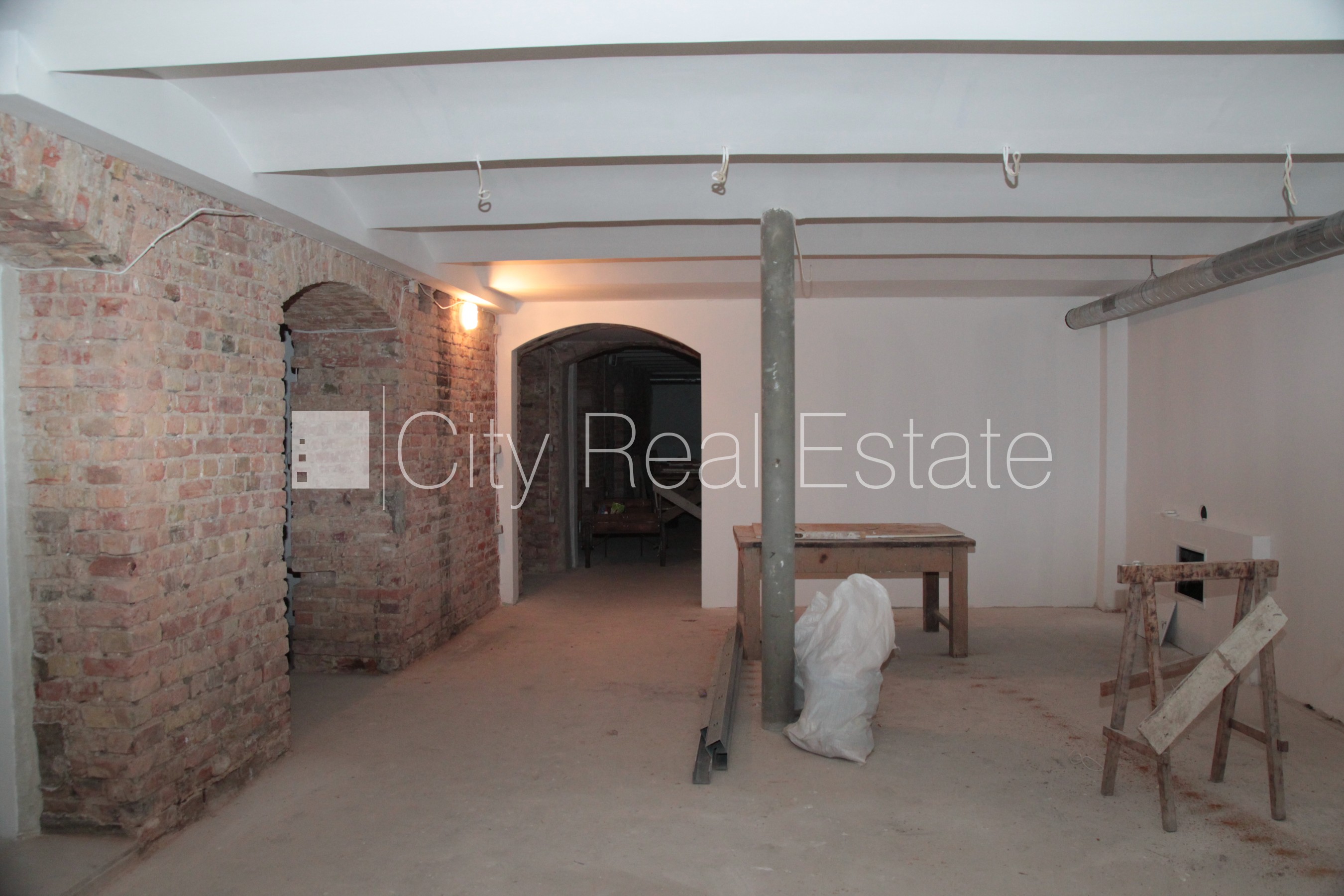 Sludinājumi. Par īres/nomas un līguma nosacījumiem var vienoties individuāli, fasādes māja, slēgts pagalms, Cena: 900 EUR/mēn Foto #2