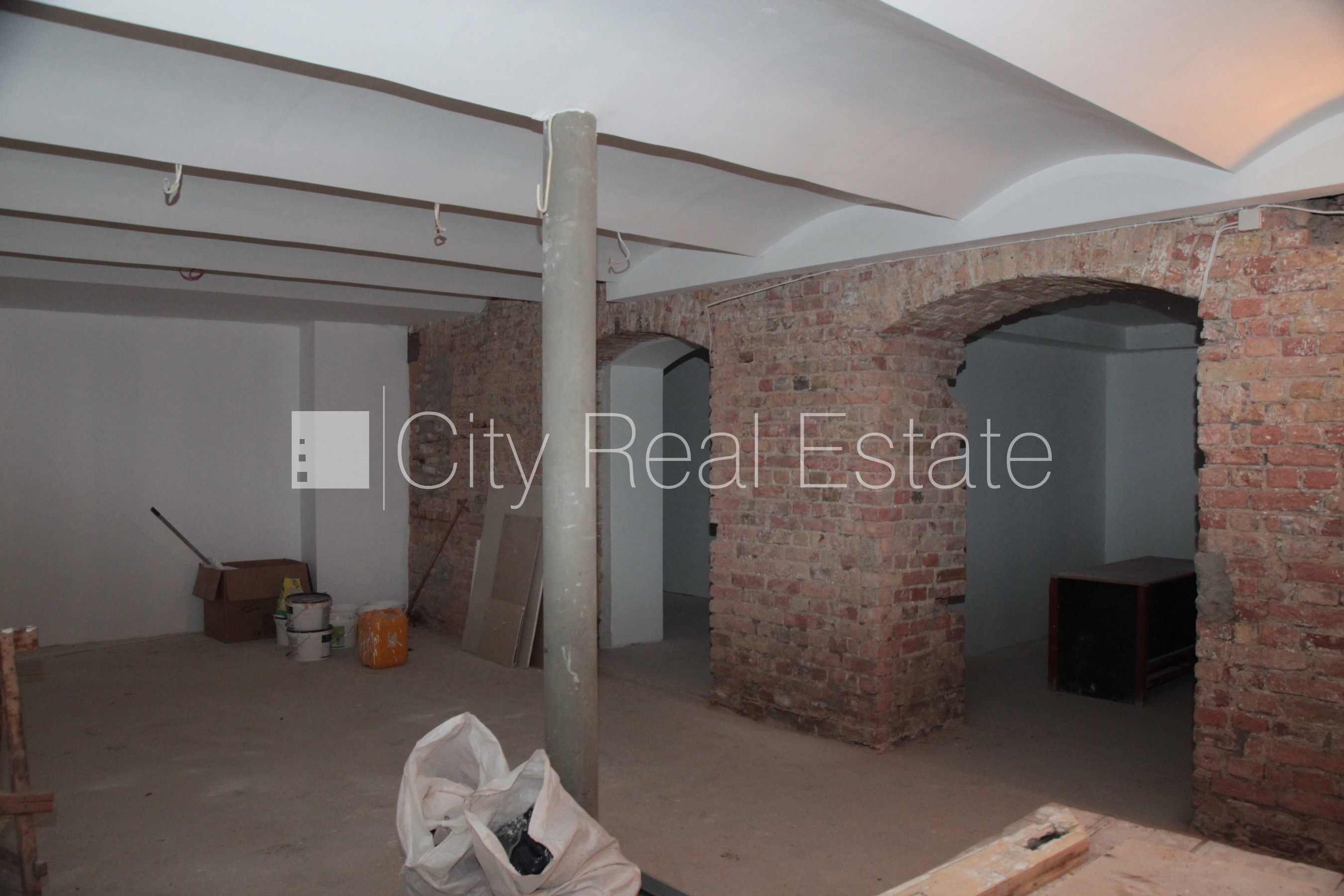 Sludinājumi. Par īres/nomas un līguma nosacījumiem var vienoties individuāli, fasādes māja, slēgts pagalms, Cena: 900 EUR/mēn Foto #4