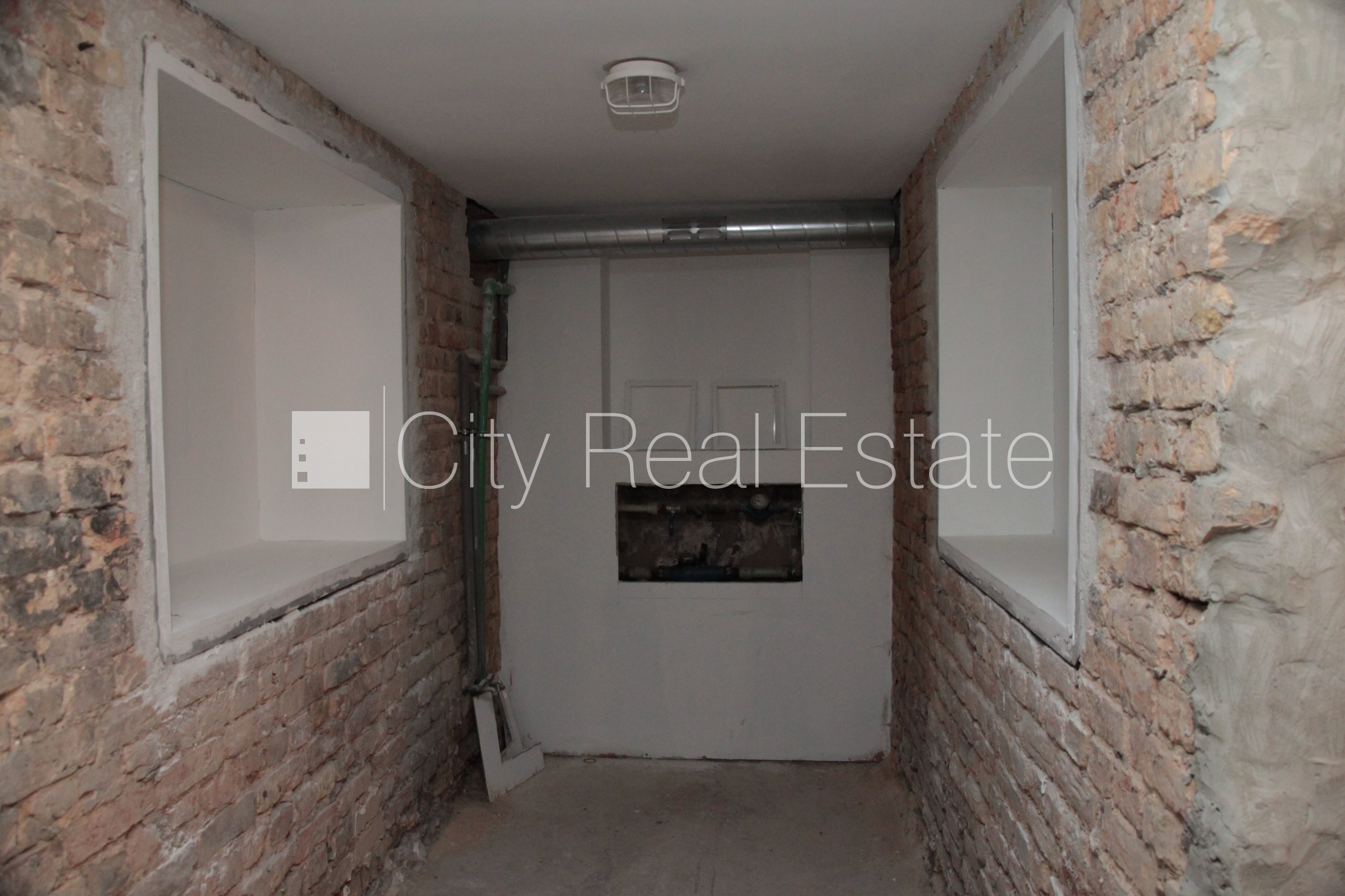 Sludinājumi. Par īres/nomas un līguma nosacījumiem var vienoties individuāli, fasādes māja, slēgts pagalms, Cena: 900 EUR/mēn Foto #5