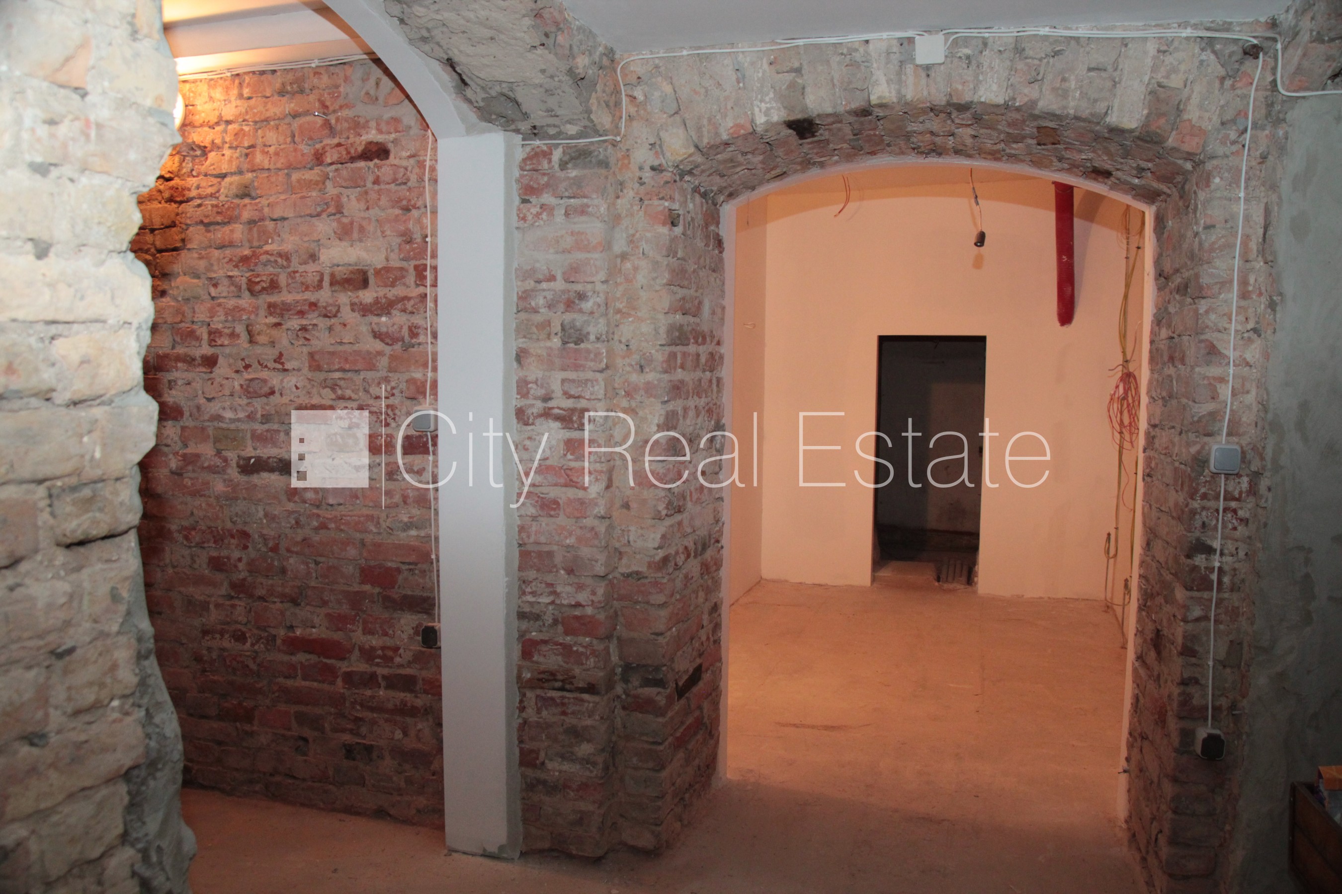 Sludinājumi. Par īres/nomas un līguma nosacījumiem var vienoties individuāli, fasādes māja, slēgts pagalms, Cena: 900 EUR/mēn Foto #6