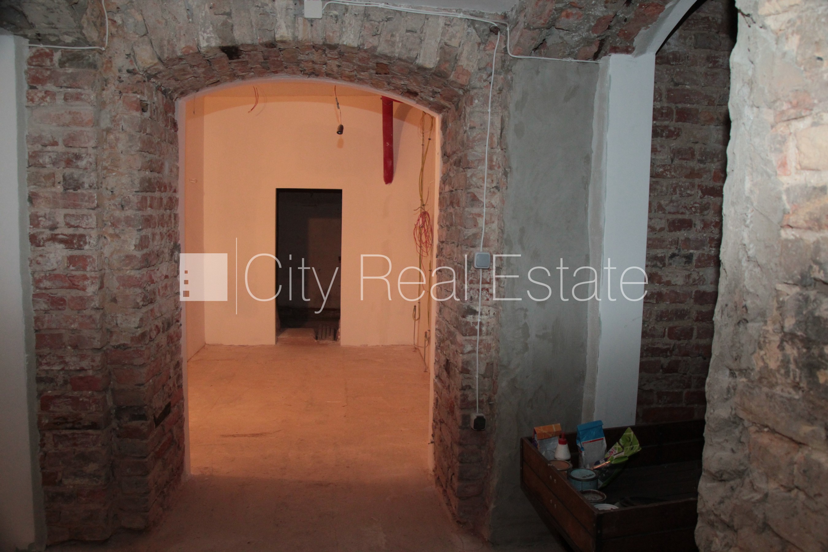 Sludinājumi. Par īres/nomas un līguma nosacījumiem var vienoties individuāli, fasādes māja, slēgts pagalms, Cena: 900 EUR/mēn Foto #7