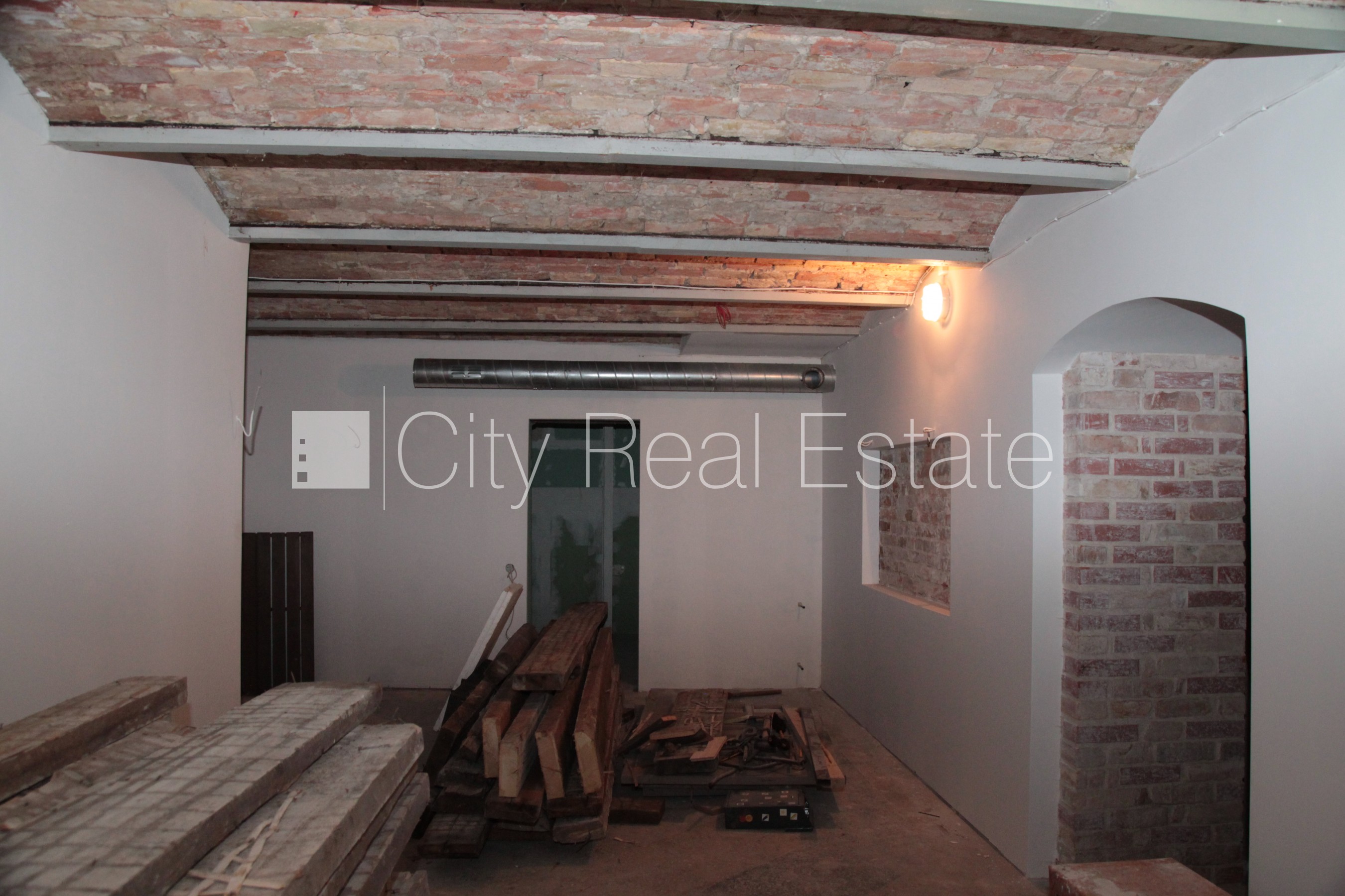 Sludinājumi. Par īres/nomas un līguma nosacījumiem var vienoties individuāli, fasādes māja, slēgts pagalms, Cena: 900 EUR/mēn Foto #8