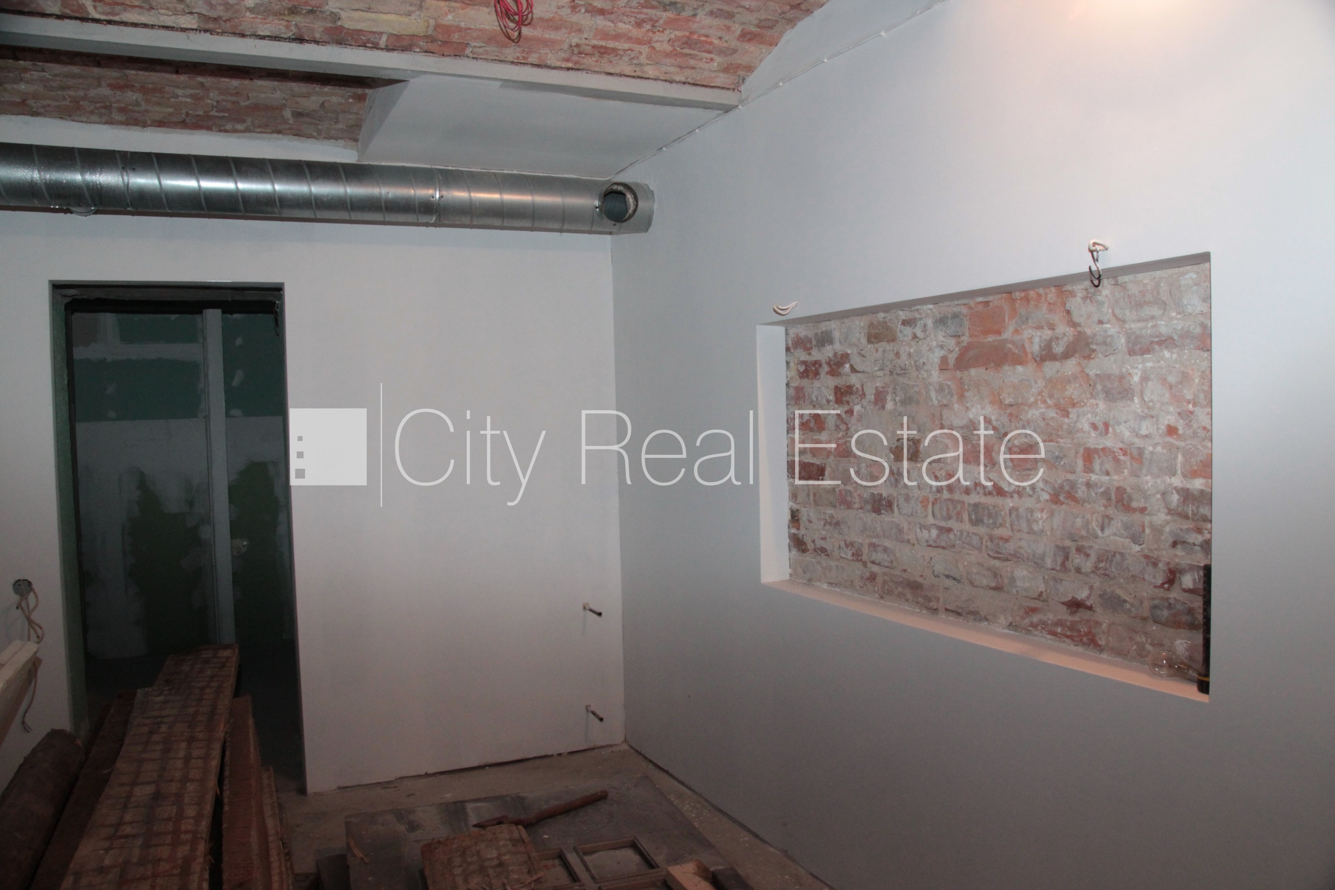 Sludinājumi. Par īres/nomas un līguma nosacījumiem var vienoties individuāli, fasādes māja, slēgts pagalms, Cena: 900 EUR/mēn Foto #10