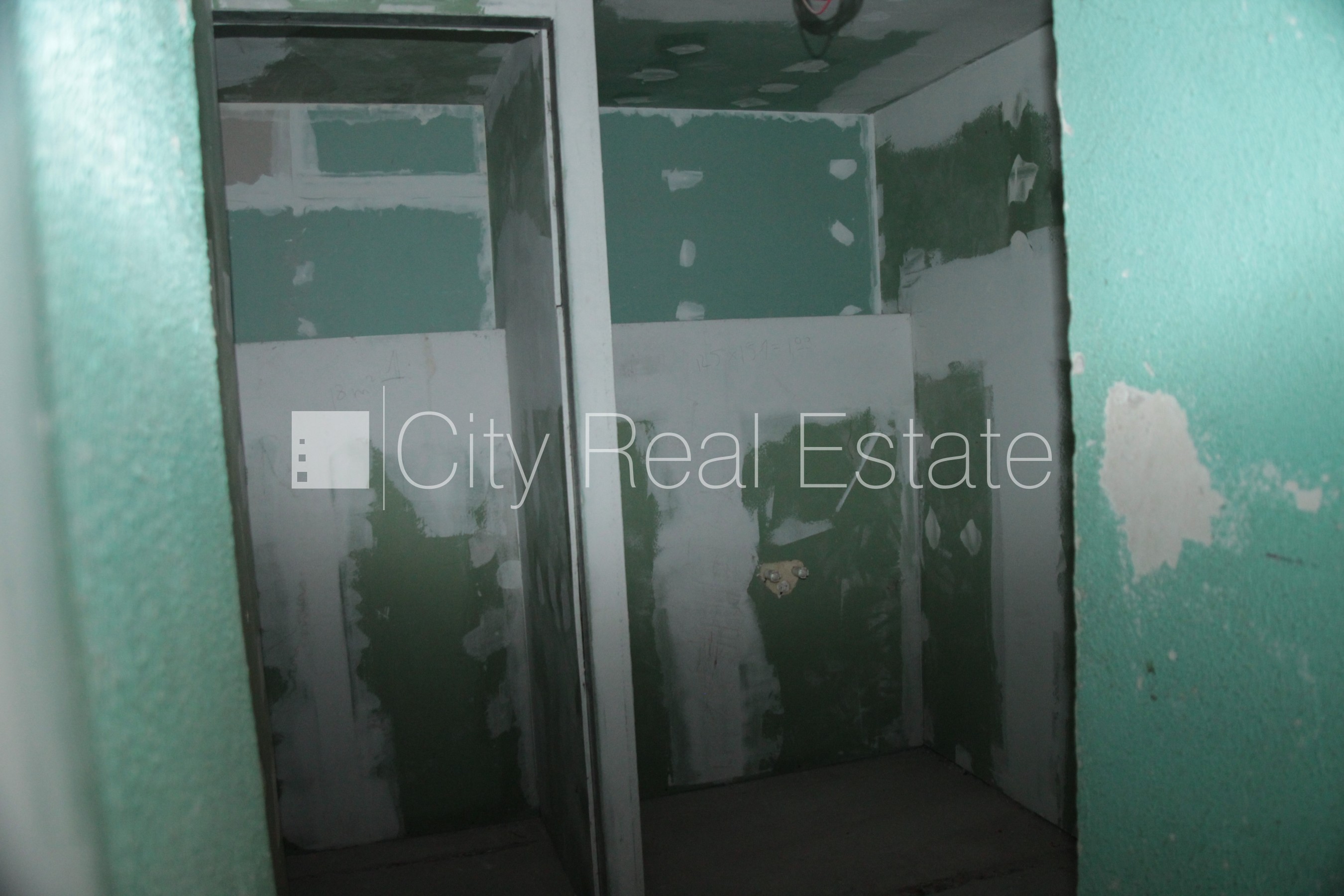 Sludinājumi. Par īres/nomas un līguma nosacījumiem var vienoties individuāli, fasādes māja, slēgts pagalms, Cena: 900 EUR/mēn Foto #11