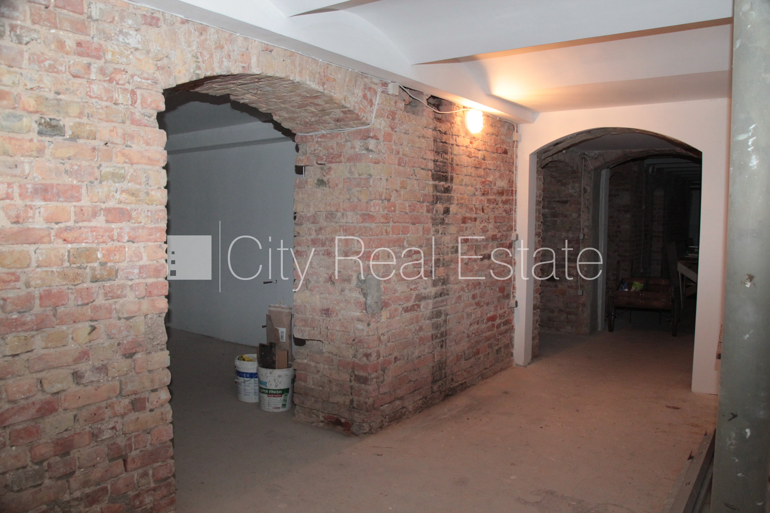 Sludinājumi. Par īres/nomas un līguma nosacījumiem var vienoties individuāli, fasādes māja, slēgts pagalms, Cena: 900 EUR/mēn Foto #12