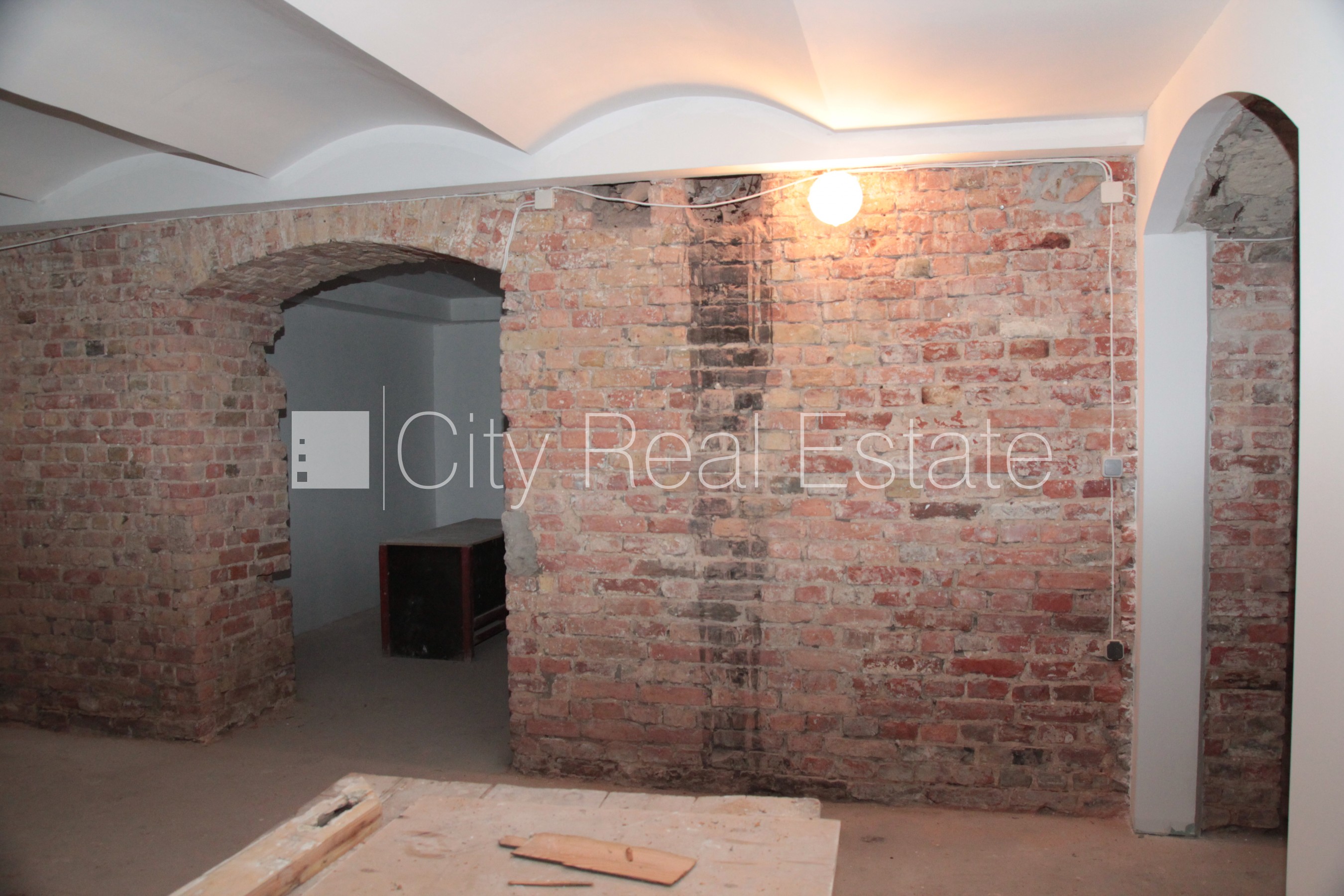 Sludinājumi. Par īres/nomas un līguma nosacījumiem var vienoties individuāli, fasādes māja, slēgts pagalms, Cena: 900 EUR/mēn Foto #13