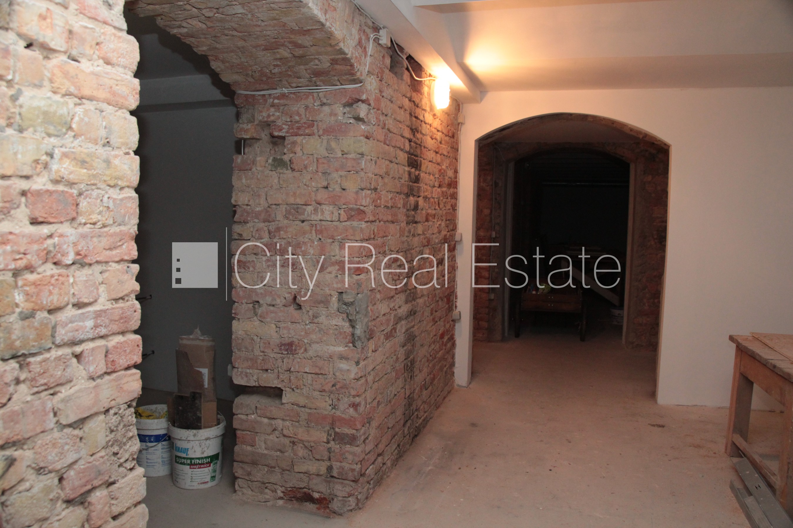 Sludinājumi. Par īres/nomas un līguma nosacījumiem var vienoties individuāli, fasādes māja, slēgts pagalms, Cena: 900 EUR/mēn Foto #14