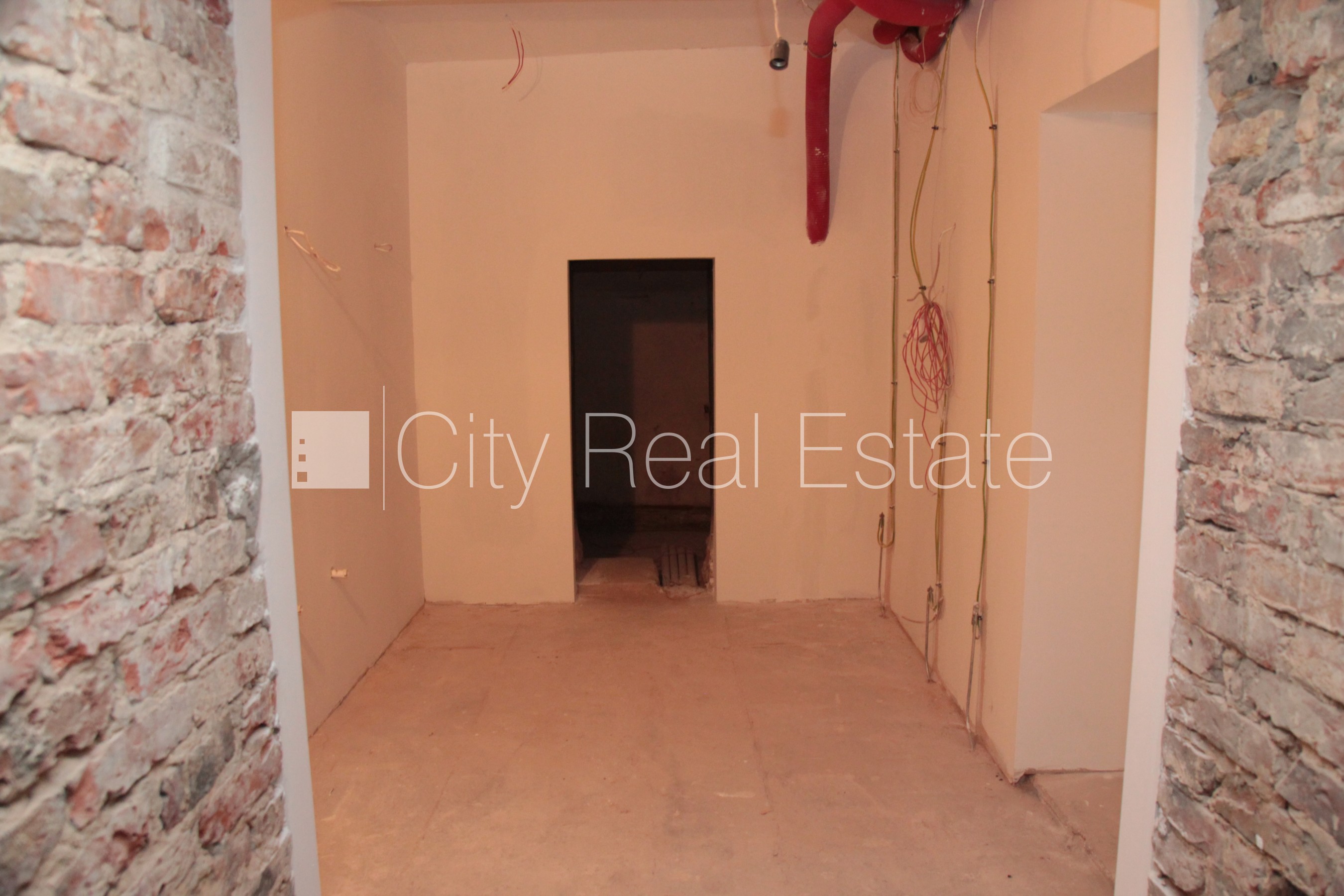 Sludinājumi. Par īres/nomas un līguma nosacījumiem var vienoties individuāli, fasādes māja, slēgts pagalms, Cena: 900 EUR/mēn Foto #17