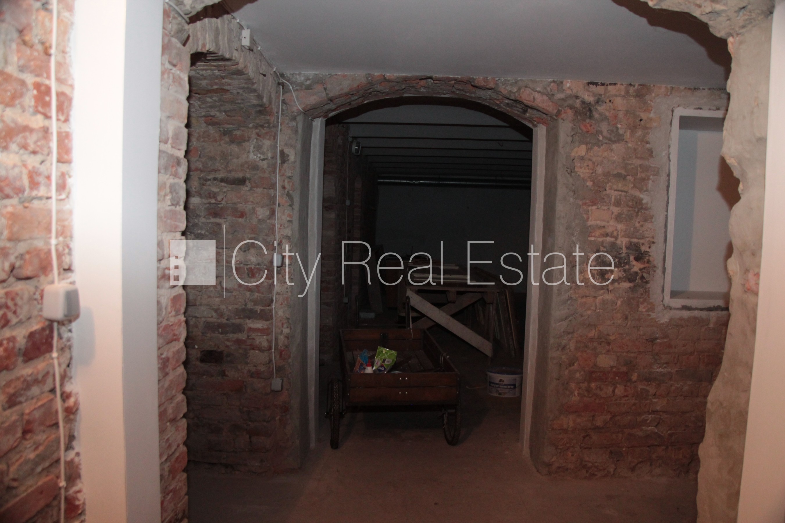 Sludinājumi. Par īres/nomas un līguma nosacījumiem var vienoties individuāli, fasādes māja, slēgts pagalms, Cena: 900 EUR/mēn Foto #21