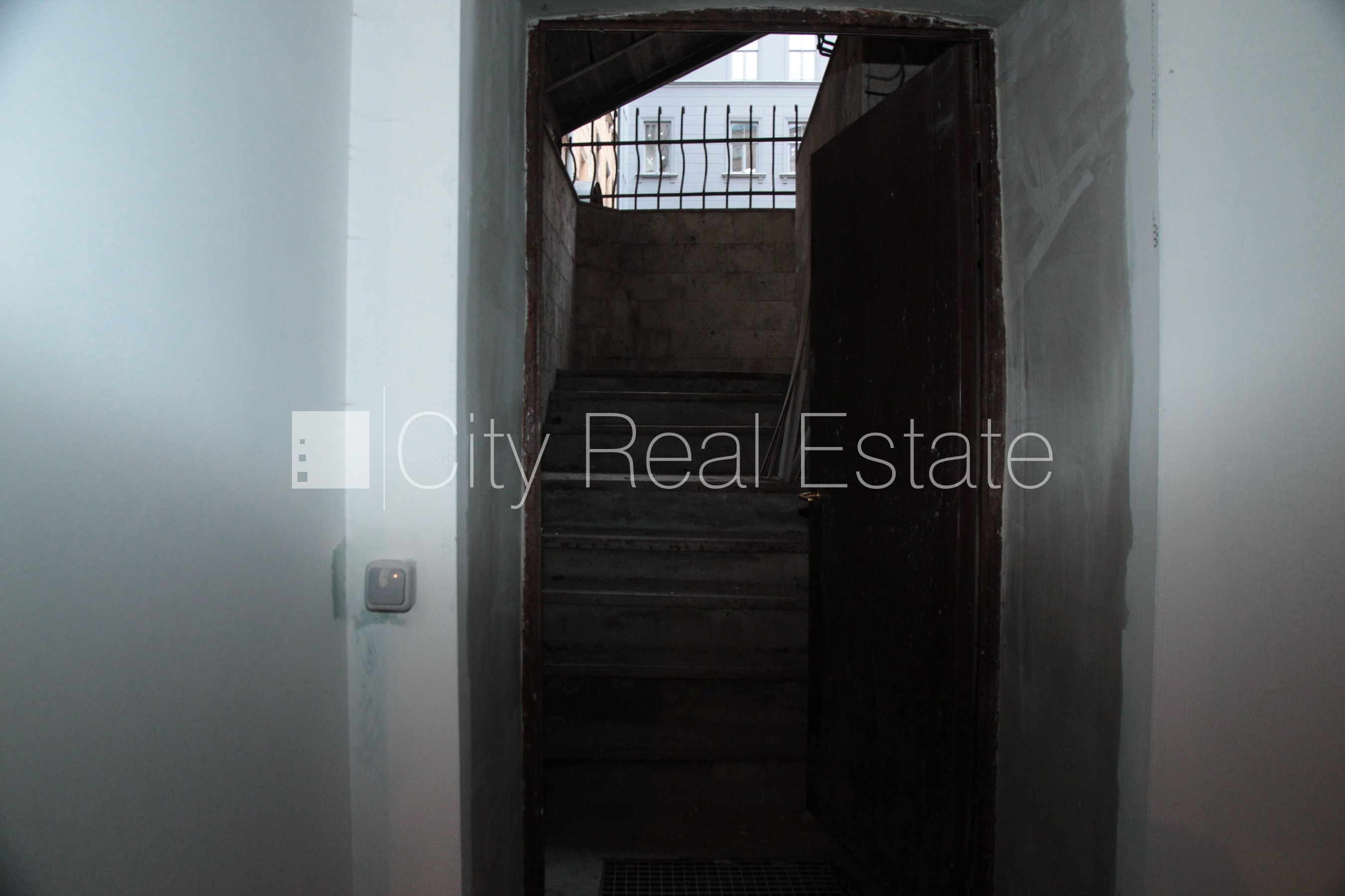 Sludinājumi. Par īres/nomas un līguma nosacījumiem var vienoties individuāli, fasādes māja, slēgts pagalms, Cena: 900 EUR/mēn Foto #22