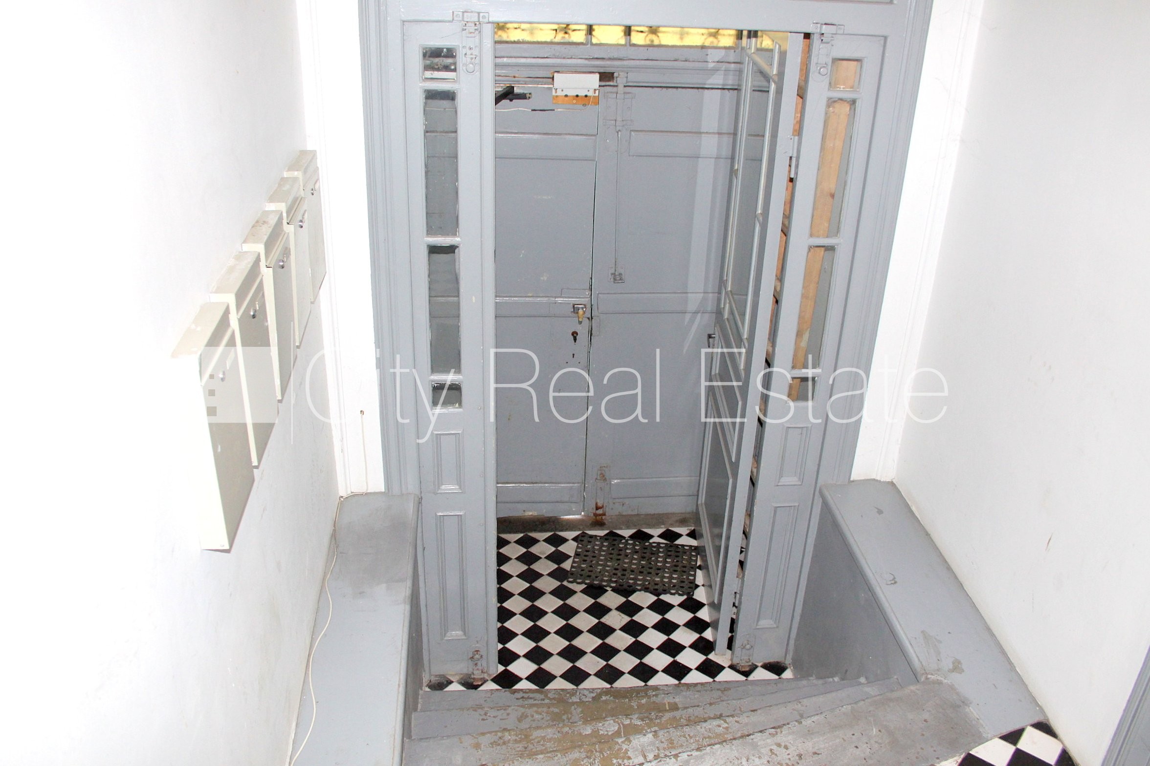 Sludinājumi. Renovēta māja, labiekārtota apzaļumota teritorija, slēgts pagalms, vieta automašīnai, kāpņu telpa Cena: 115000 EUR Foto #10