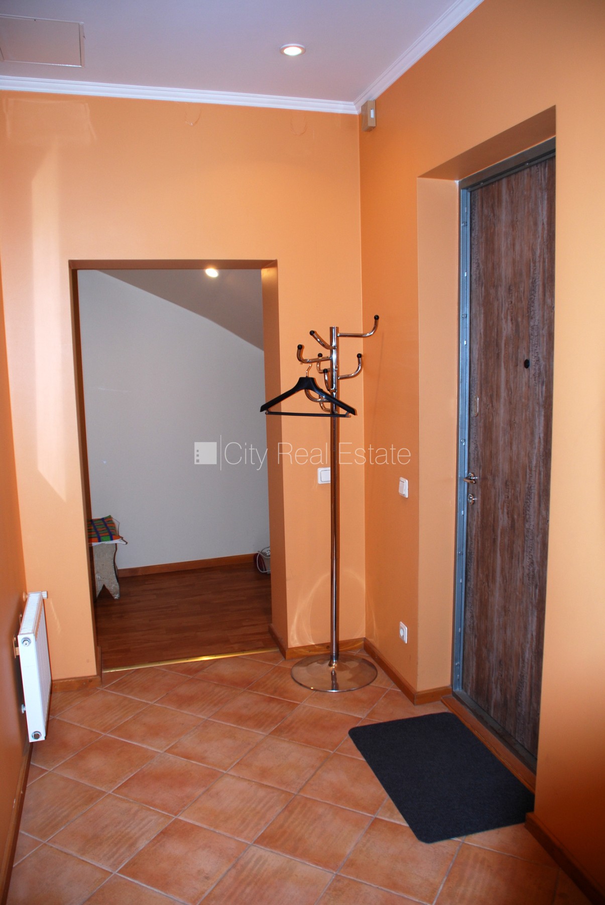 Sludinājumi. Renovēta māja, labiekārtota apzaļumota teritorija, slēgts pagalms, vieta automašīnai, kāpņu telpa Cena: 115000 EUR Foto #9