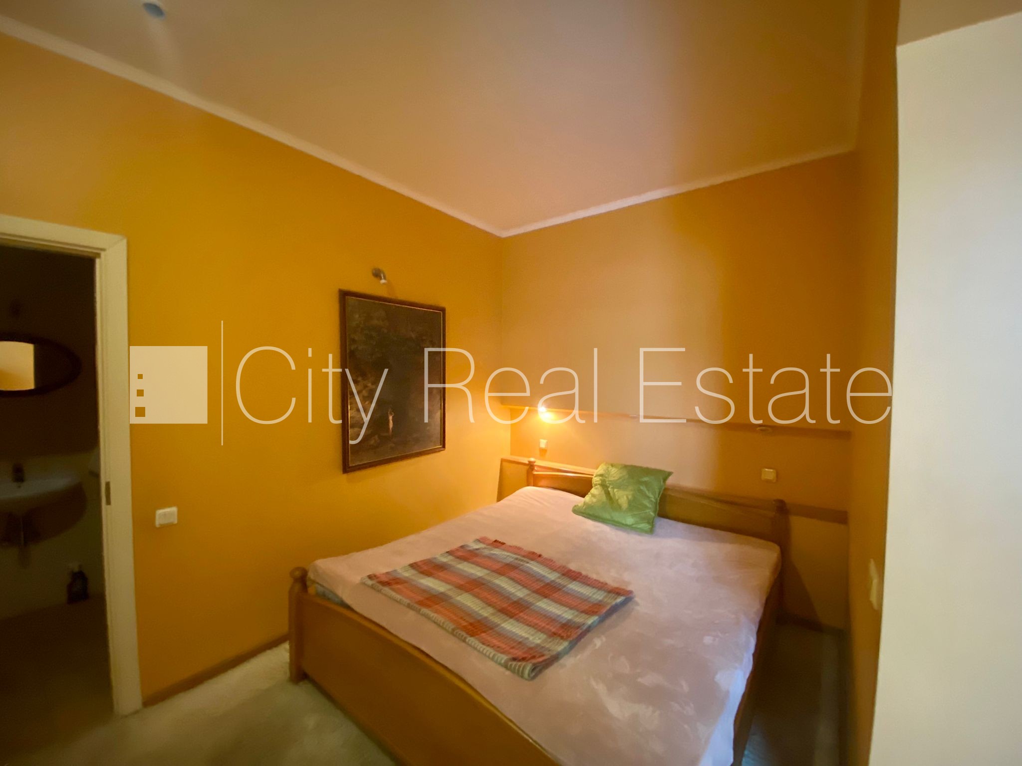 Sludinājumi. Renovēta māja, labiekārtota apzaļumota teritorija, slēgts pagalms, vieta automašīnai, kāpņu telpa Cena: 115000 EUR Foto #4