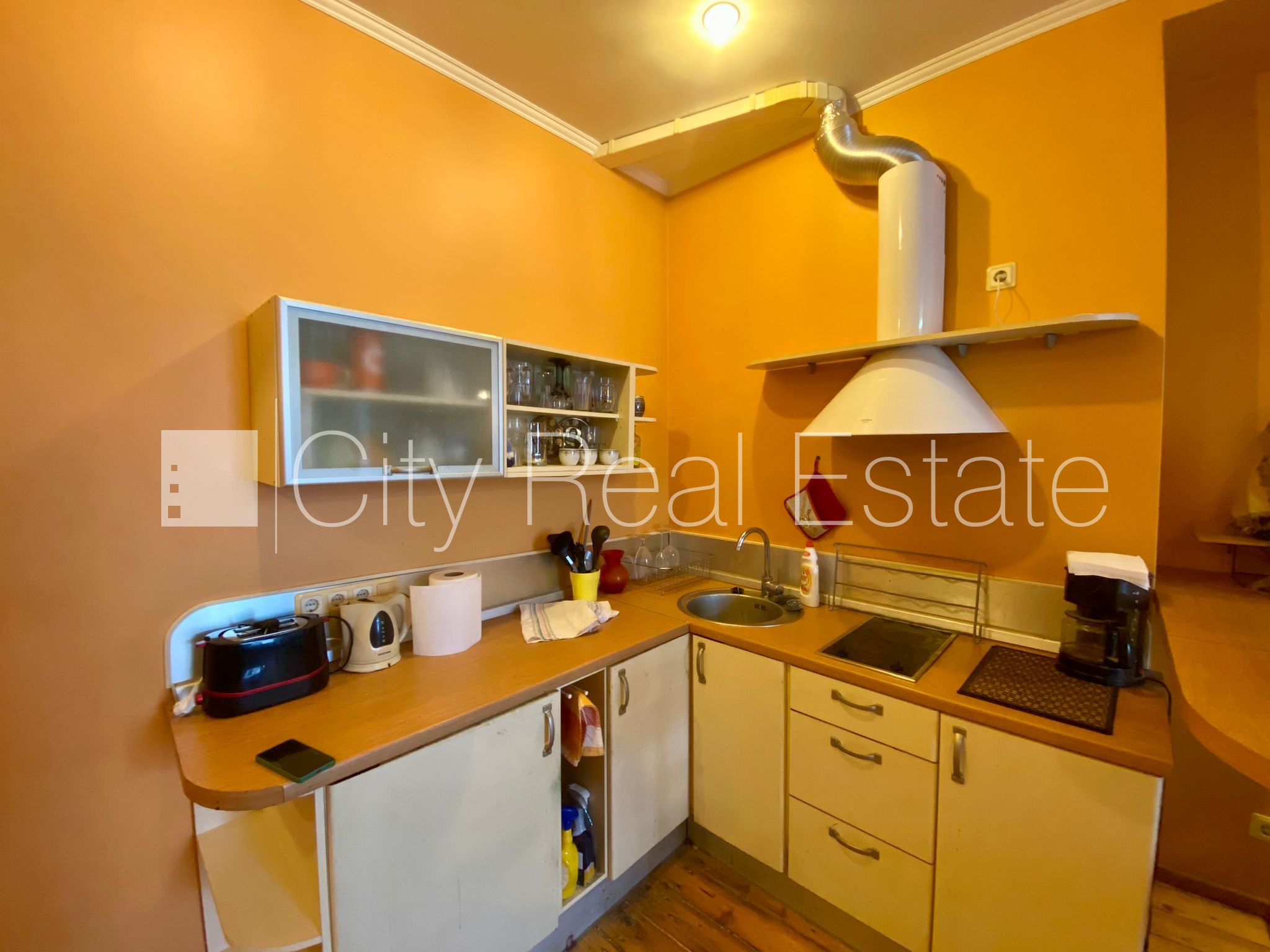 Sludinājumi. Renovēta māja, labiekārtota apzaļumota teritorija, slēgts pagalms, vieta automašīnai, kāpņu telpa Cena: 115000 EUR Foto #3