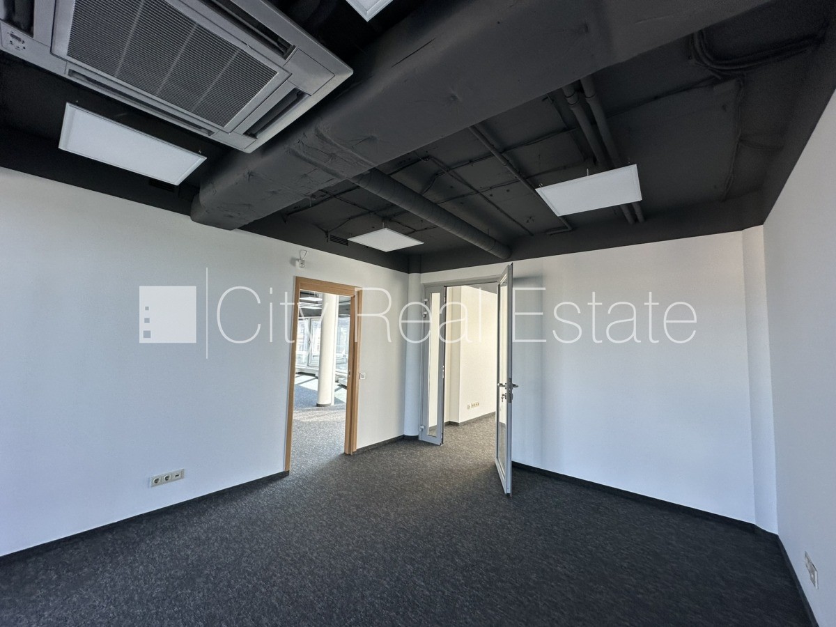 Объявление. Новостройка, благоустроенная озеленённая территория, подъездная дорога покрыта брущаткoй, Цена: 3350 EUR/мес. Foto #6