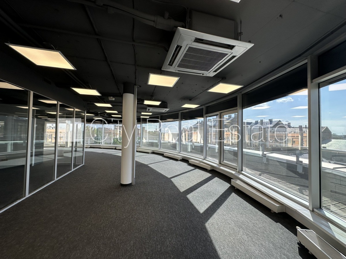 Объявление. Новостройка, благоустроенная озеленённая территория, подъездная дорога покрыта брущаткoй, Цена: 3350 EUR/мес. Foto #1