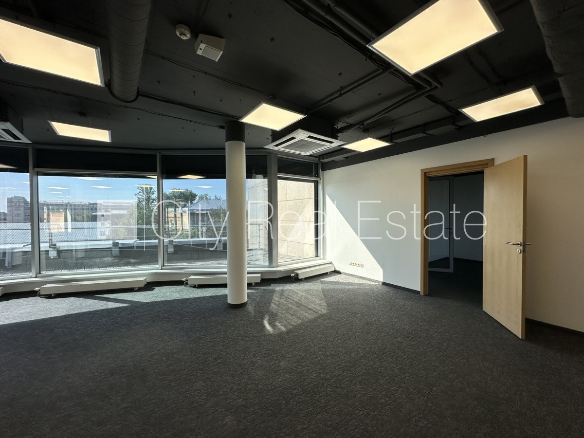 Объявление. Новостройка, благоустроенная озеленённая территория, подъездная дорога покрыта брущаткoй, Цена: 3350 EUR/мес. Foto #4