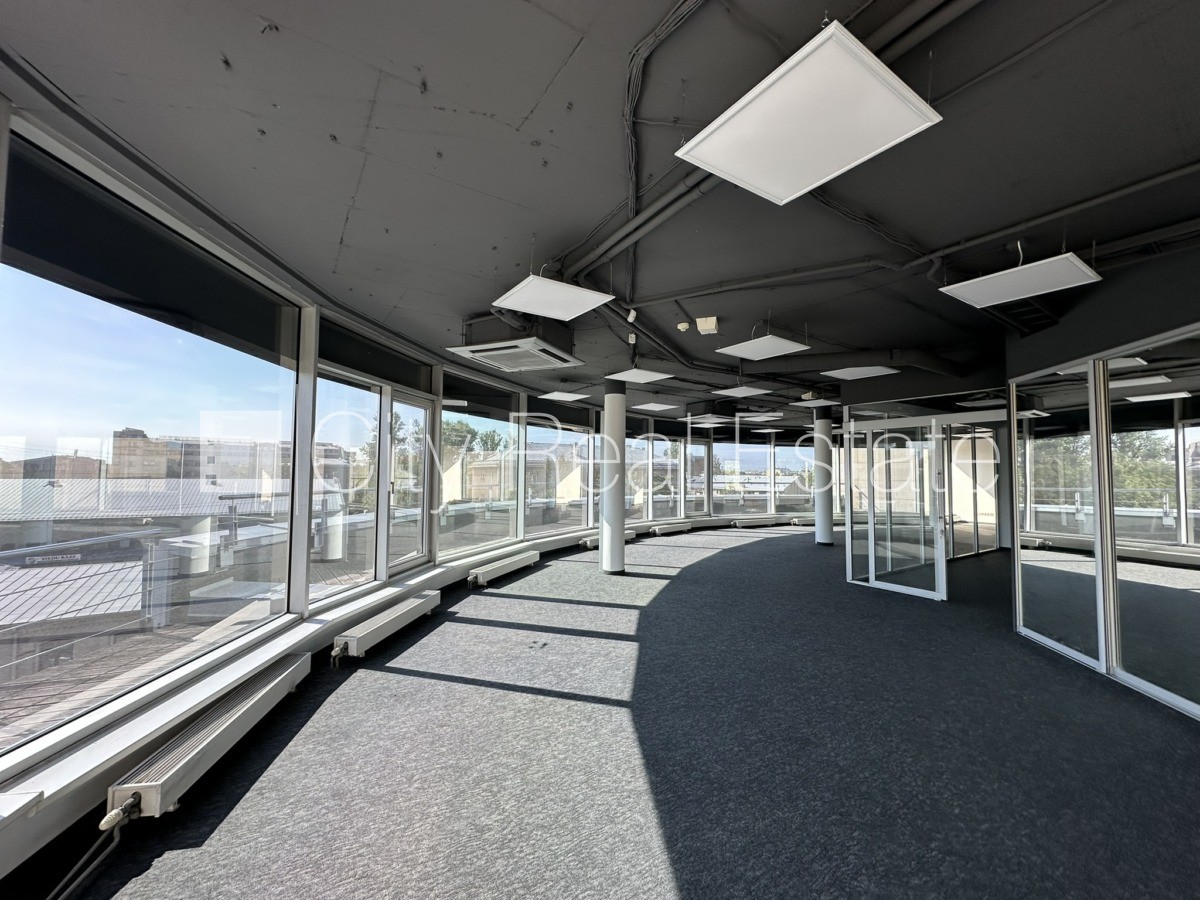 Объявление. Новостройка, благоустроенная озеленённая территория, подъездная дорога покрыта брущаткoй, Цена: 3350 EUR/мес. Foto #2