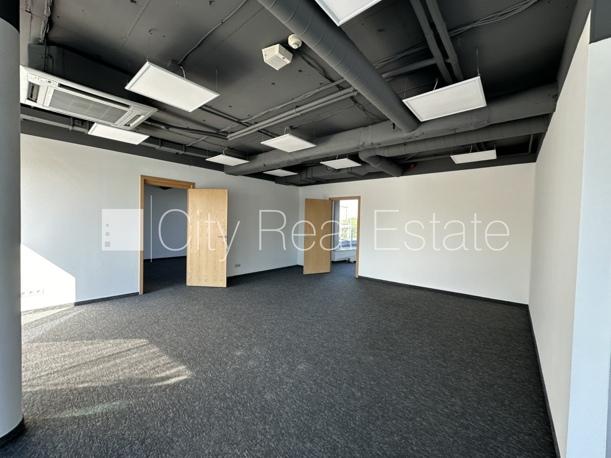 Объявление. Новостройка, благоустроенная озеленённая территория, подъездная дорога покрыта брущаткoй, Цена: 3350 EUR/мес. Foto #5