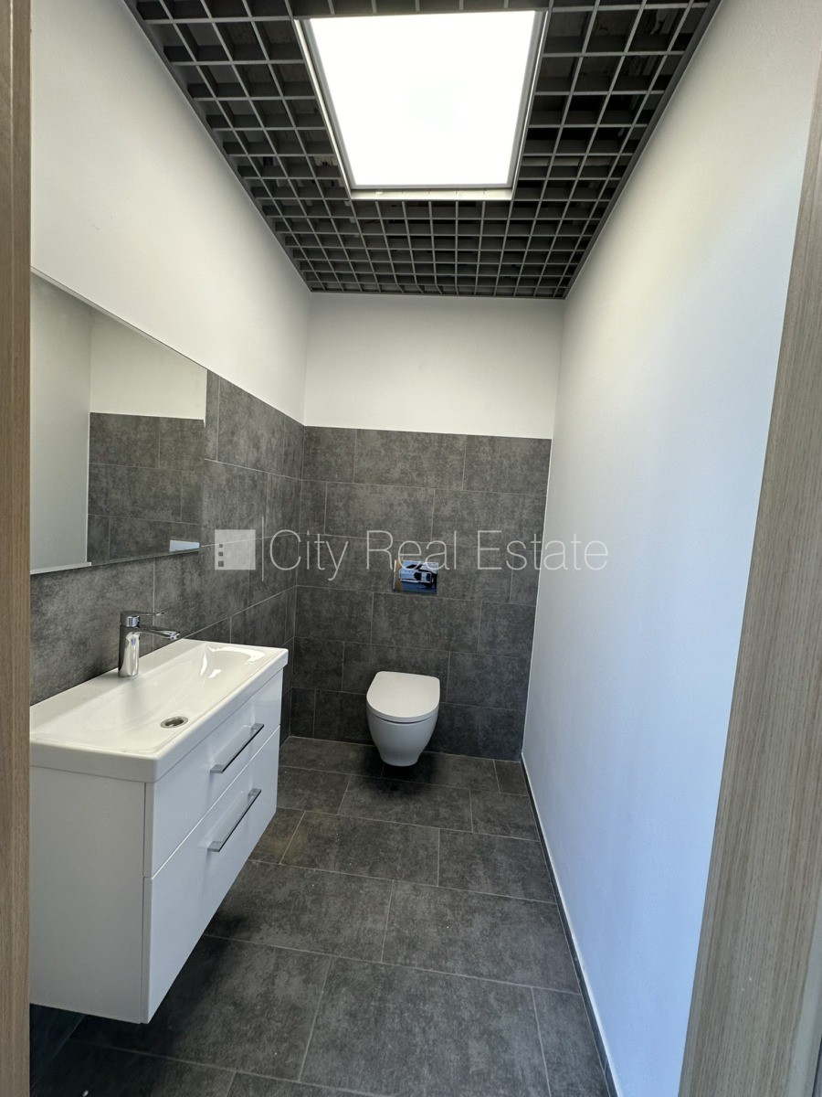 Объявление. Новостройка, благоустроенная озеленённая территория, подъездная дорога покрыта брущаткoй, Цена: 3350 EUR/мес. Foto #11