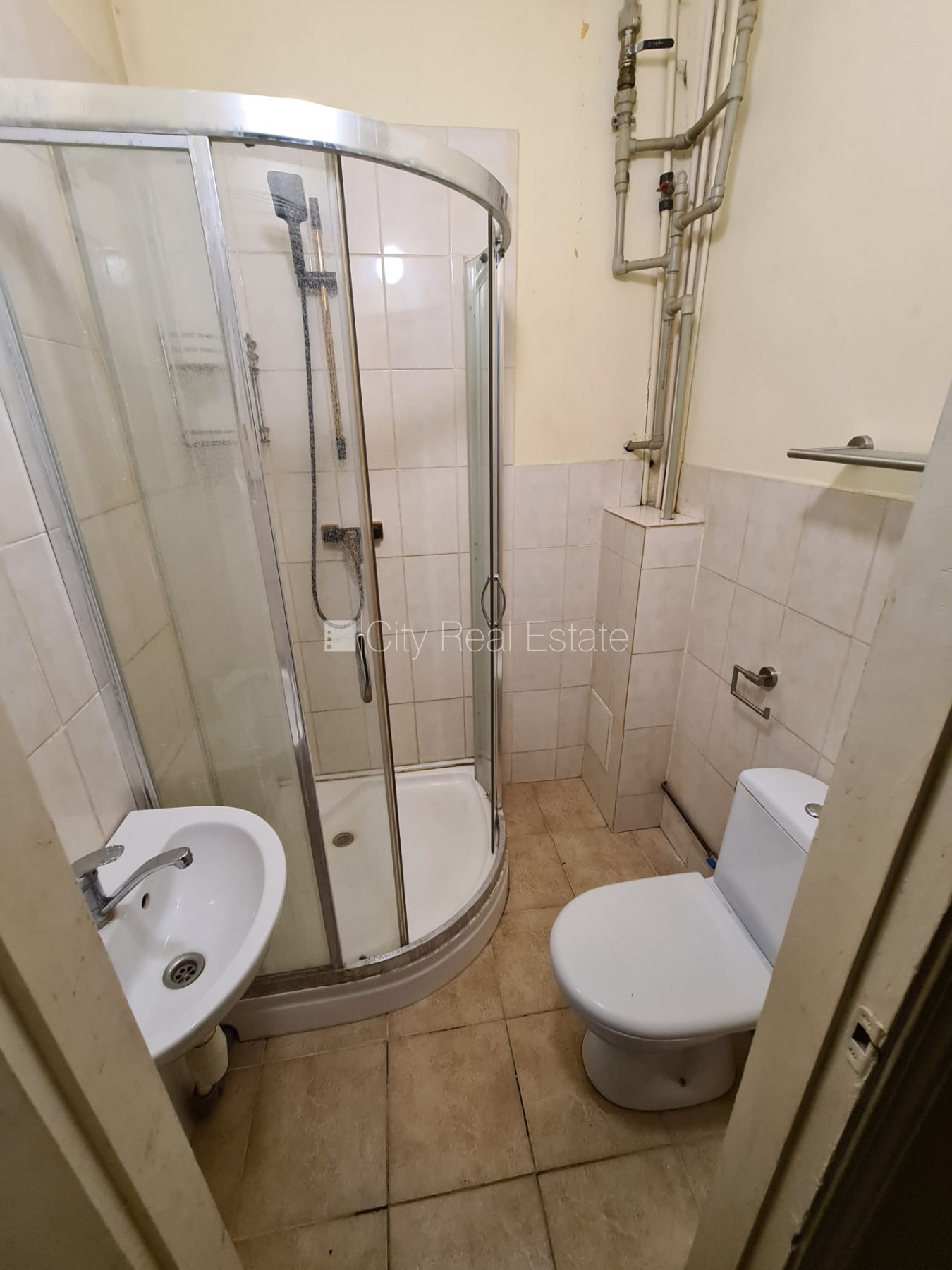 Sludinājumi. Fasādes māja, renovēta māja, ieeja no pagalma, kāpņu telpa pēc kosmētiskā remonta, logi vērsti uz Cena: 350 EUR/mēn Foto #10