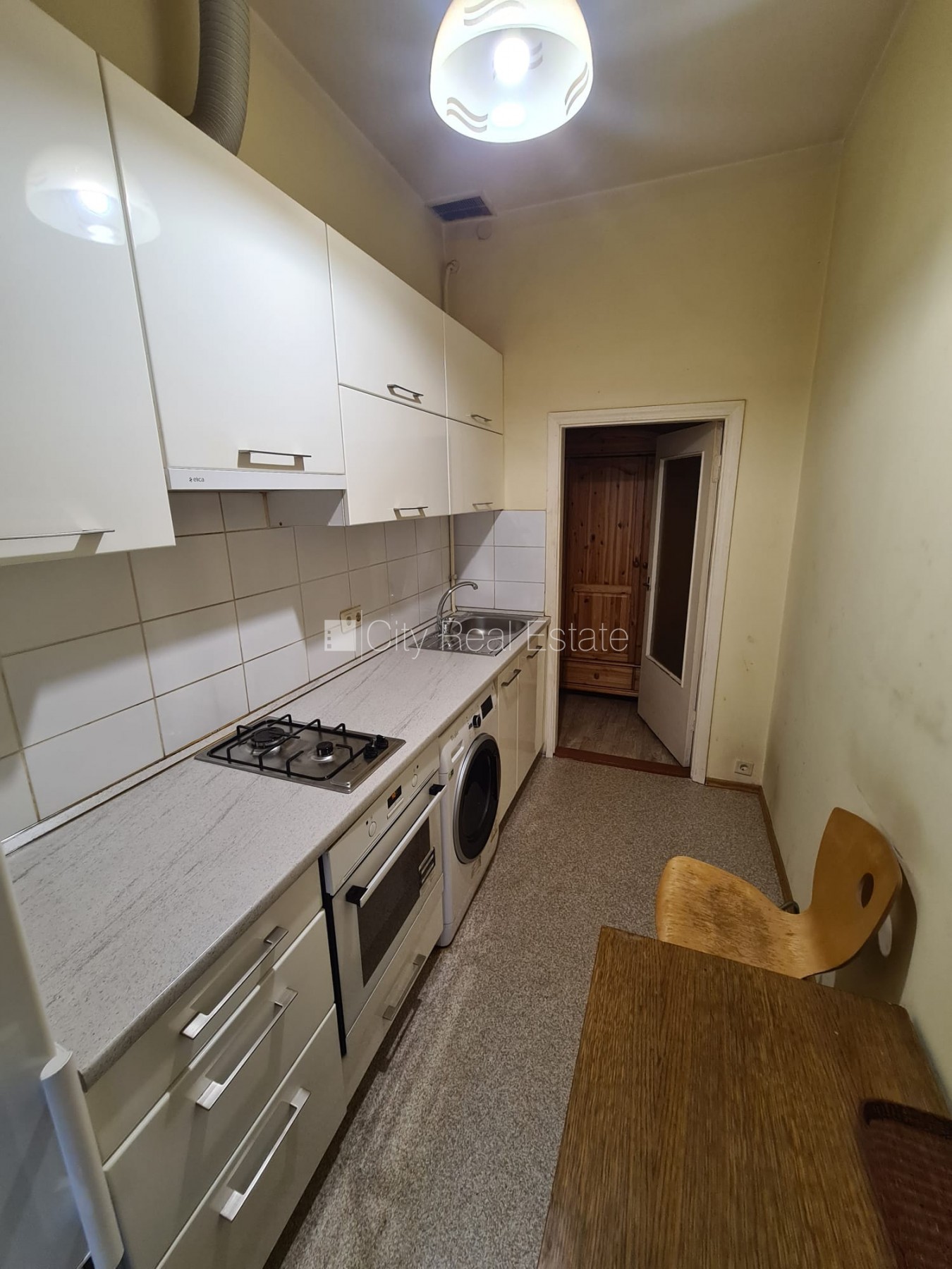 Sludinājumi. Fasādes māja, renovēta māja, ieeja no pagalma, kāpņu telpa pēc kosmētiskā remonta, logi vērsti uz Cena: 350 EUR/mēn Foto #2