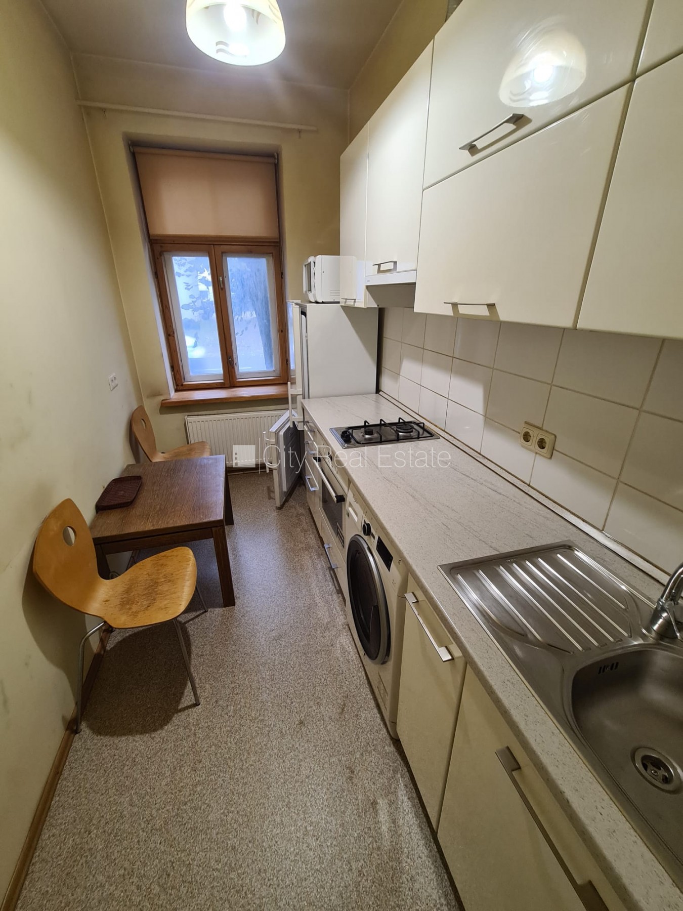 Sludinājumi. Fasādes māja, renovēta māja, ieeja no pagalma, kāpņu telpa pēc kosmētiskā remonta, logi vērsti uz Cena: 350 EUR/mēn Foto #3