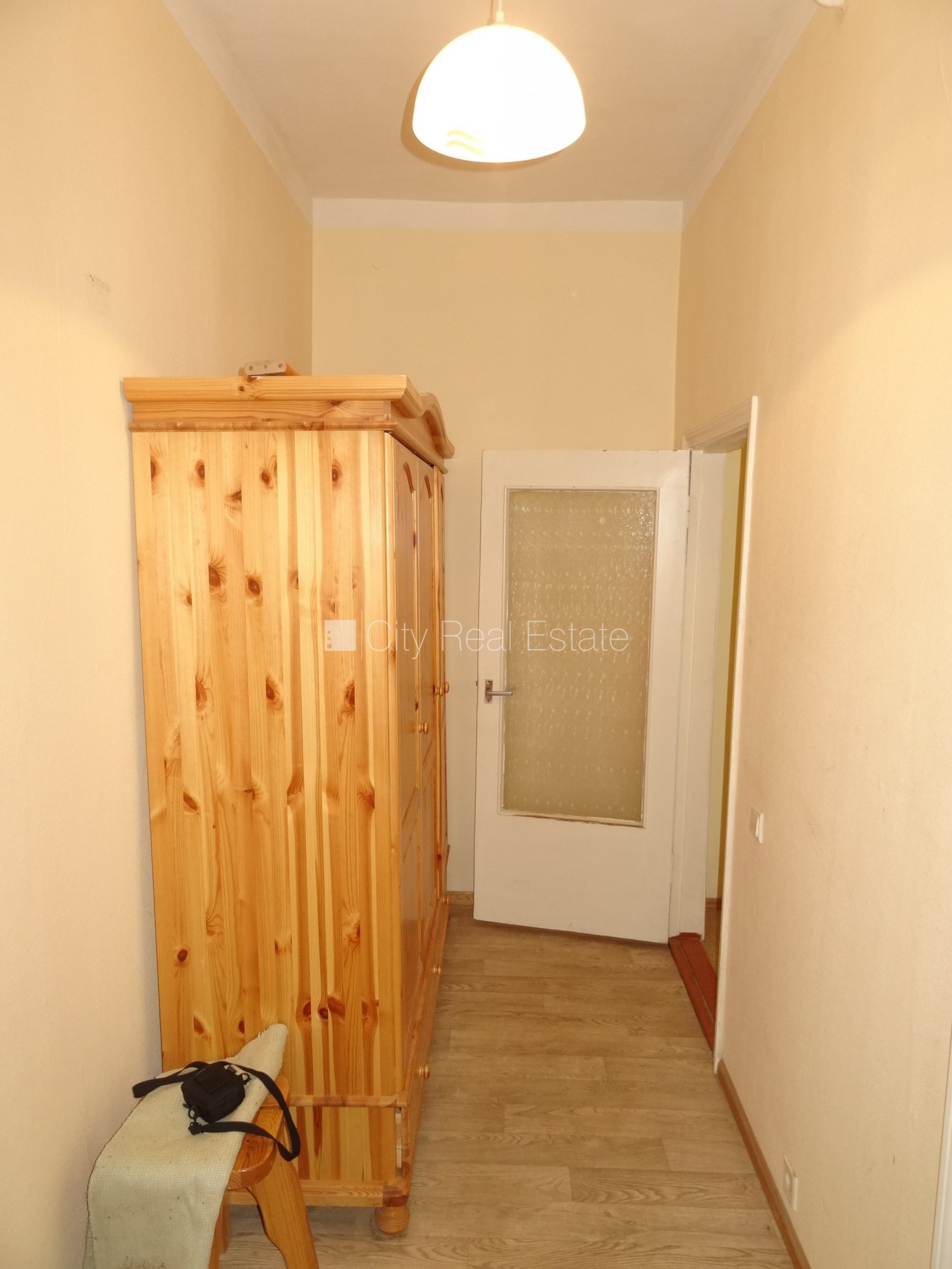 Sludinājumi. Fasādes māja, renovēta māja, ieeja no pagalma, kāpņu telpa pēc kosmētiskā remonta, logi vērsti uz Cena: 350 EUR/mēn Foto #4