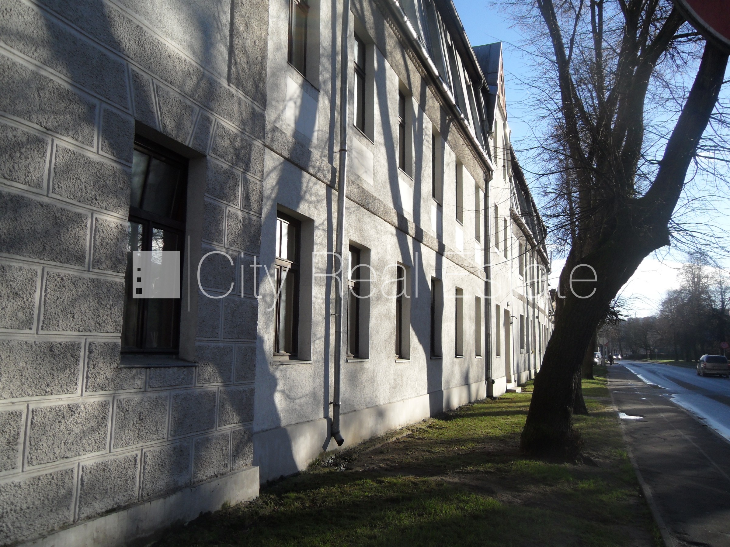 Sludinājumi. Fasādes māja, renovēta māja, ieeja no pagalma, kāpņu telpa pēc kosmētiskā remonta, logi vērsti uz Cena: 350 EUR/mēn Foto #12