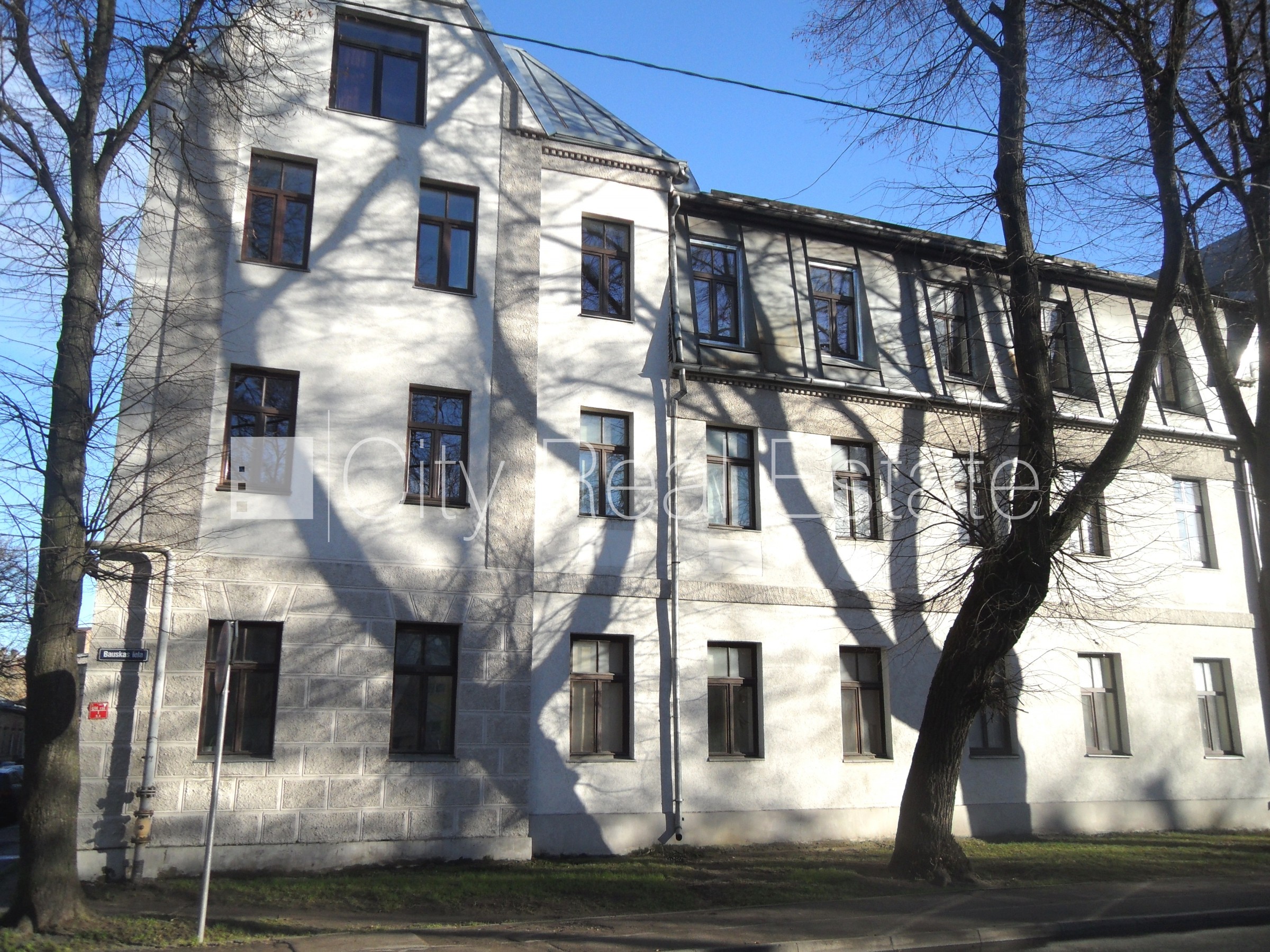 Sludinājumi. Fasādes māja, renovēta māja, ieeja no pagalma, kāpņu telpa pēc kosmētiskā remonta, logi vērsti uz Cena: 350 EUR/mēn Foto #13