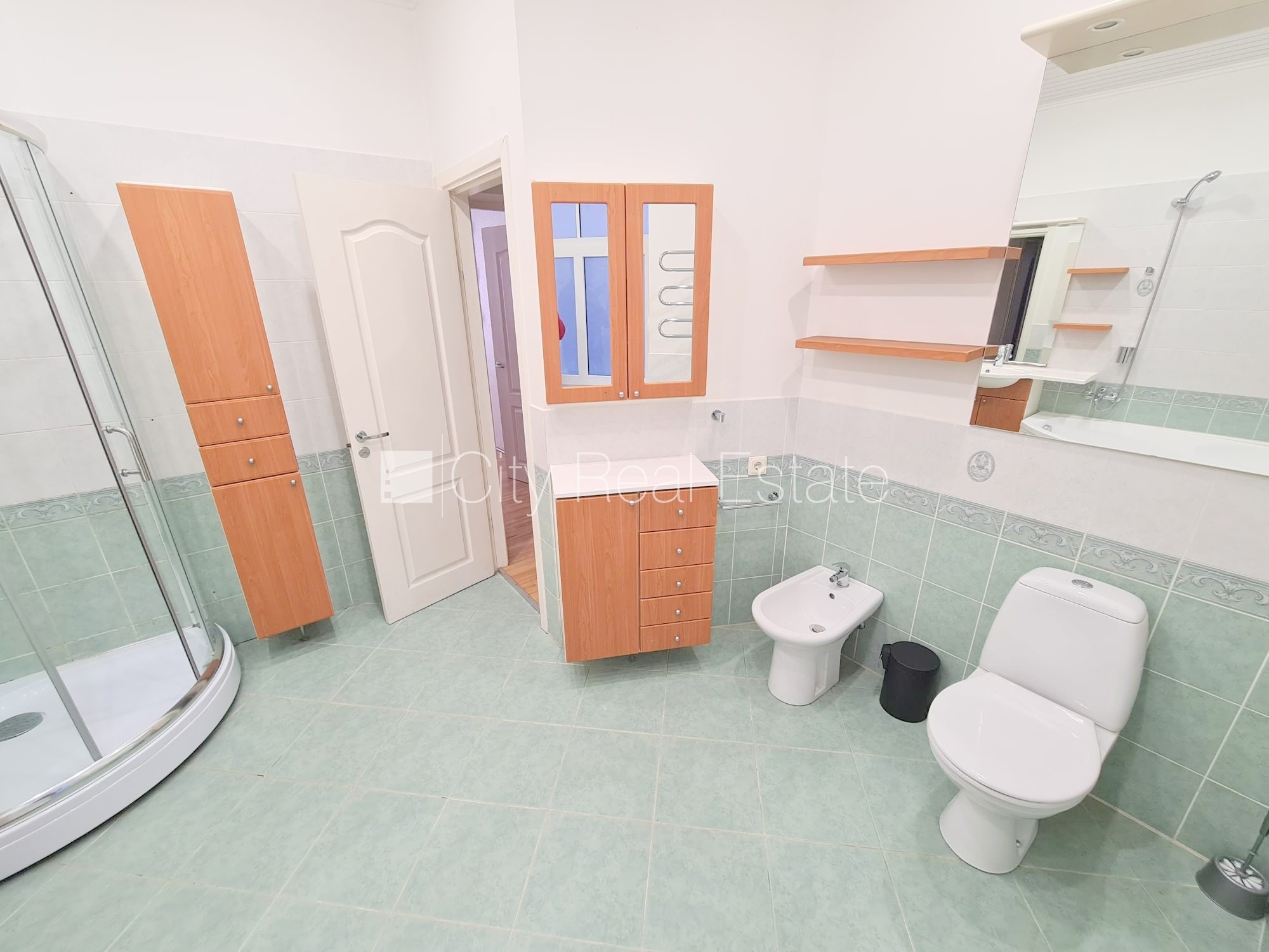 Sludinājumi. Fasādes māja, renovēta māja, labiekārtota apzaļumota teritorija, bruģēts piebraucamais ceļš, Cena: 900 EUR/mēn Foto #24