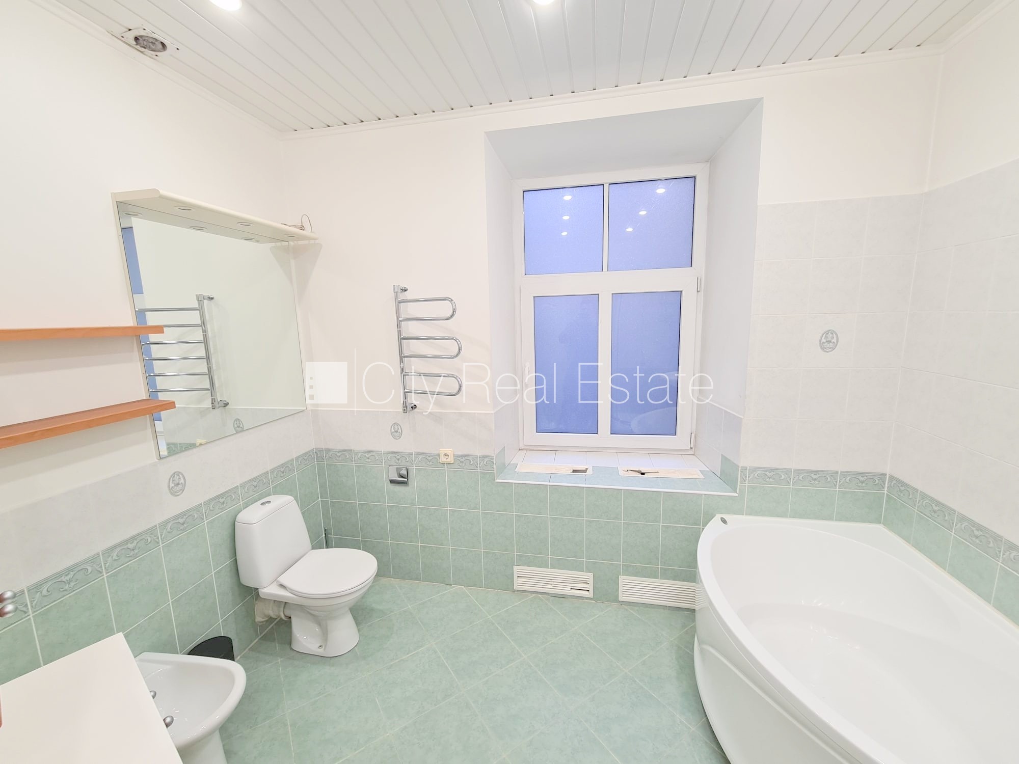 Sludinājumi. Fasādes māja, renovēta māja, labiekārtota apzaļumota teritorija, bruģēts piebraucamais ceļš, Cena: 900 EUR/mēn Foto #25