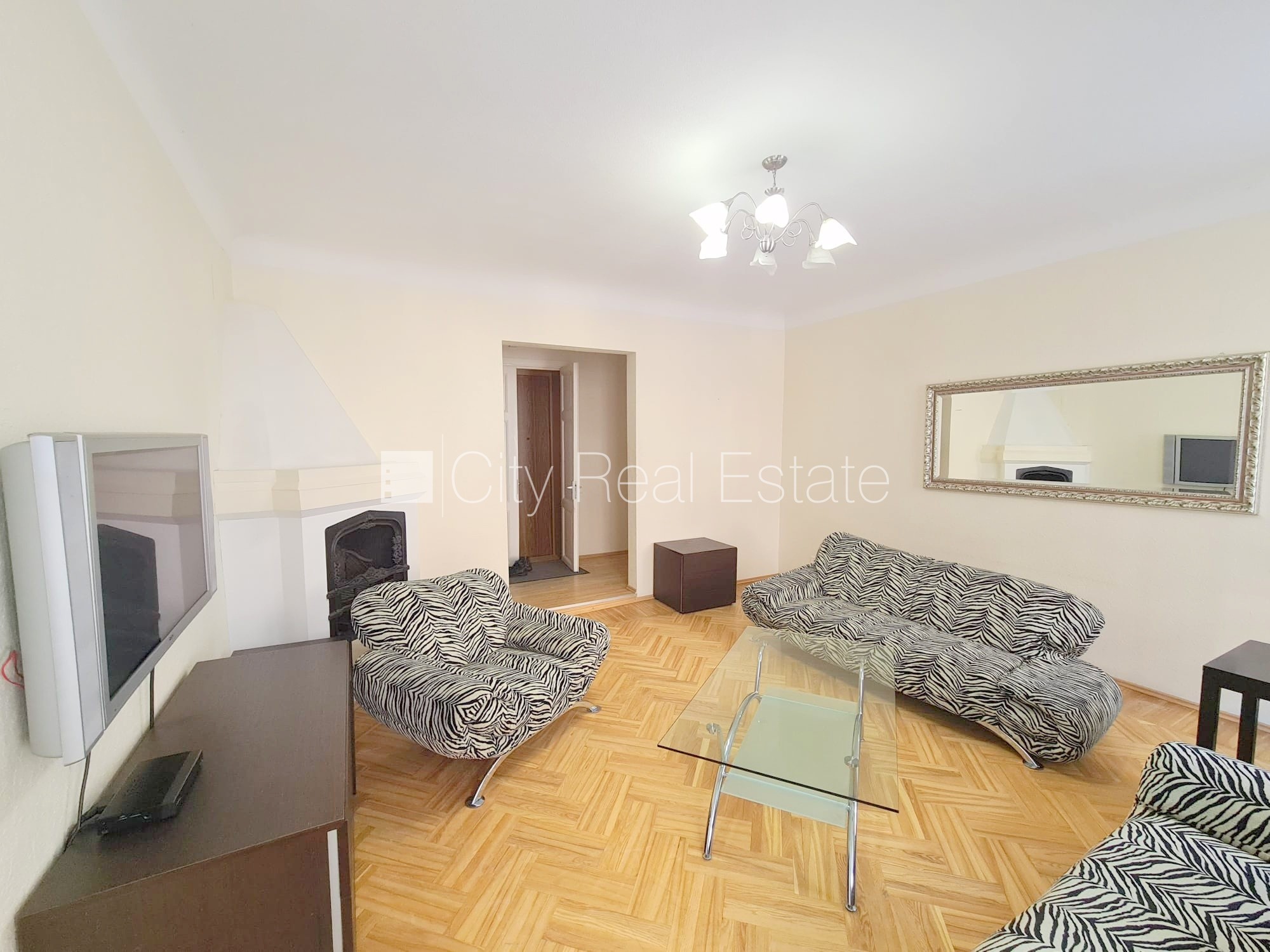 Sludinājumi. Fasādes māja, renovēta māja, labiekārtota apzaļumota teritorija, bruģēts piebraucamais ceļš, Cena: 900 EUR/mēn Foto #2