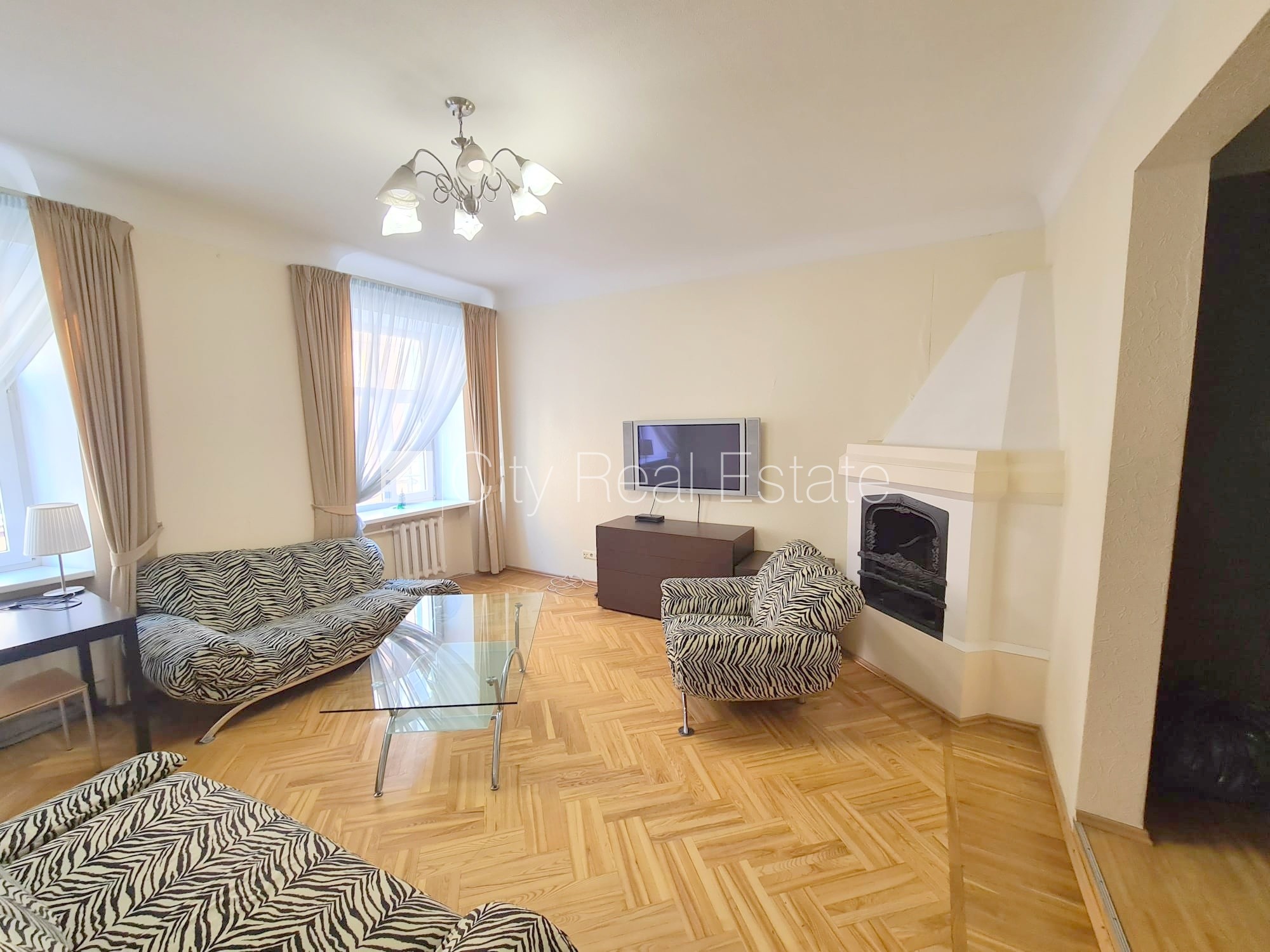 Sludinājumi. Fasādes māja, renovēta māja, labiekārtota apzaļumota teritorija, bruģēts piebraucamais ceļš, Cena: 900 EUR/mēn Foto #3