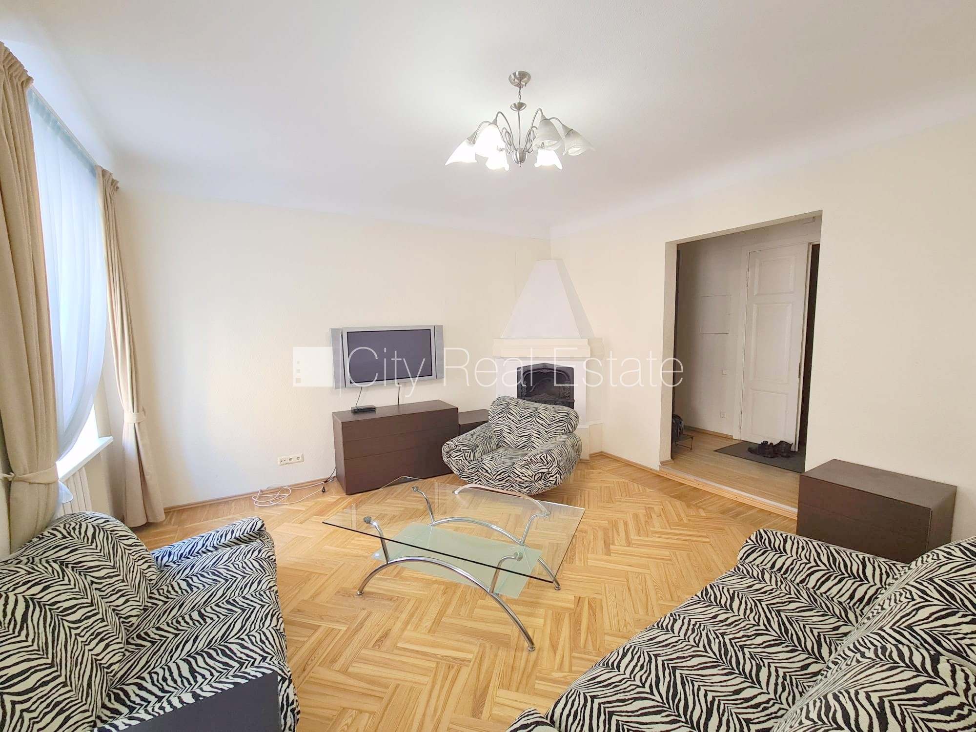 Sludinājumi. Fasādes māja, renovēta māja, labiekārtota apzaļumota teritorija, bruģēts piebraucamais ceļš, Cena: 900 EUR/mēn Foto #4