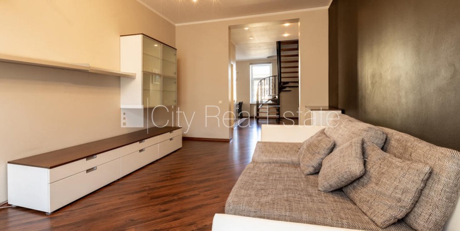 Sludinājumi. Restaurēta māja, iežogota teritorija, terase, plašs skats no loga, divstāvīgs, istabas izolētas 2 Cena: 225000 EUR Foto #4